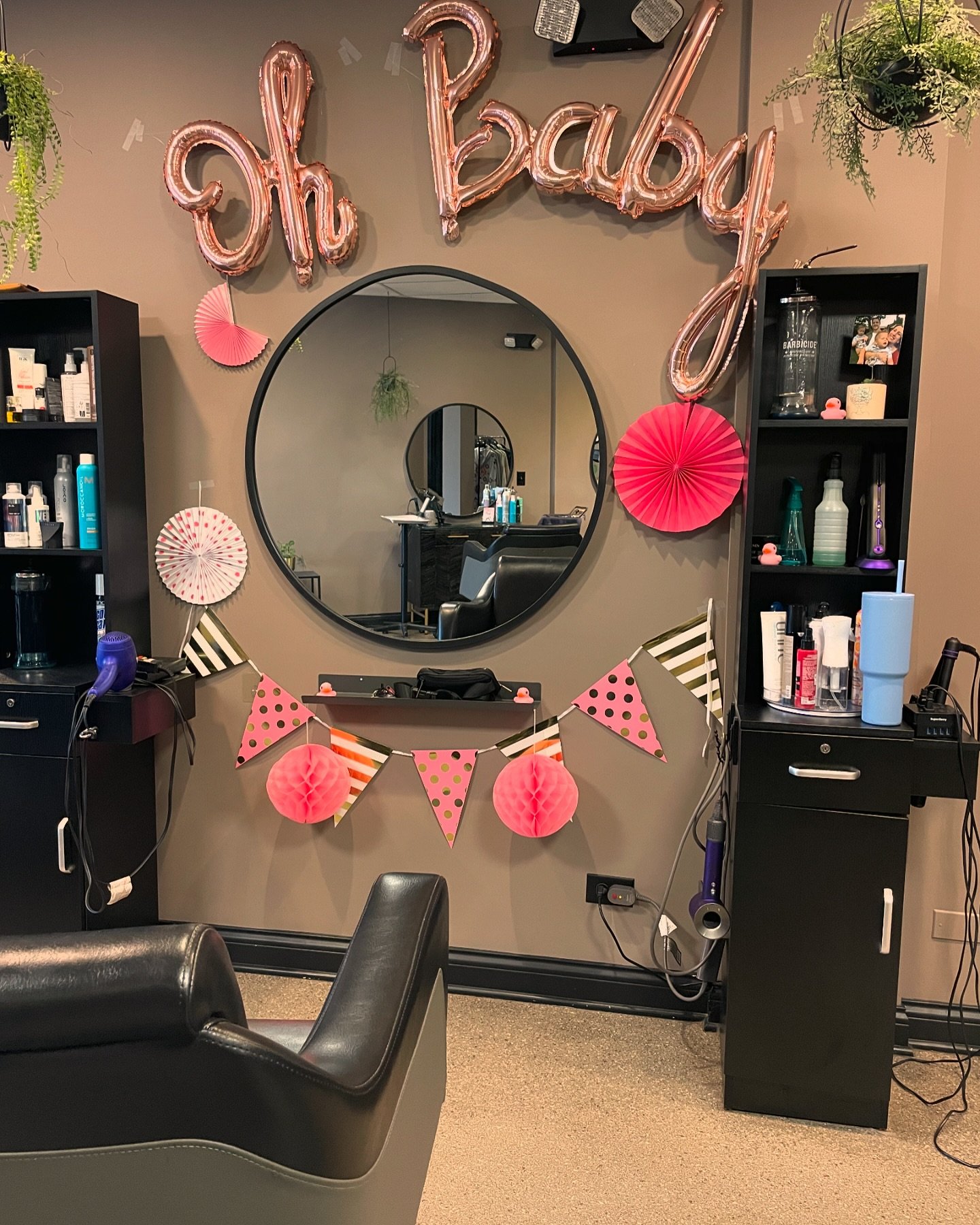 I&rsquo;m officially on maternity leave💕

I plan to come back at the start of the new year, very part time for a few weeks &amp; by mid February I *should* be back to my usual schedule. Right now I am booked solid until mid to late March. I am not b