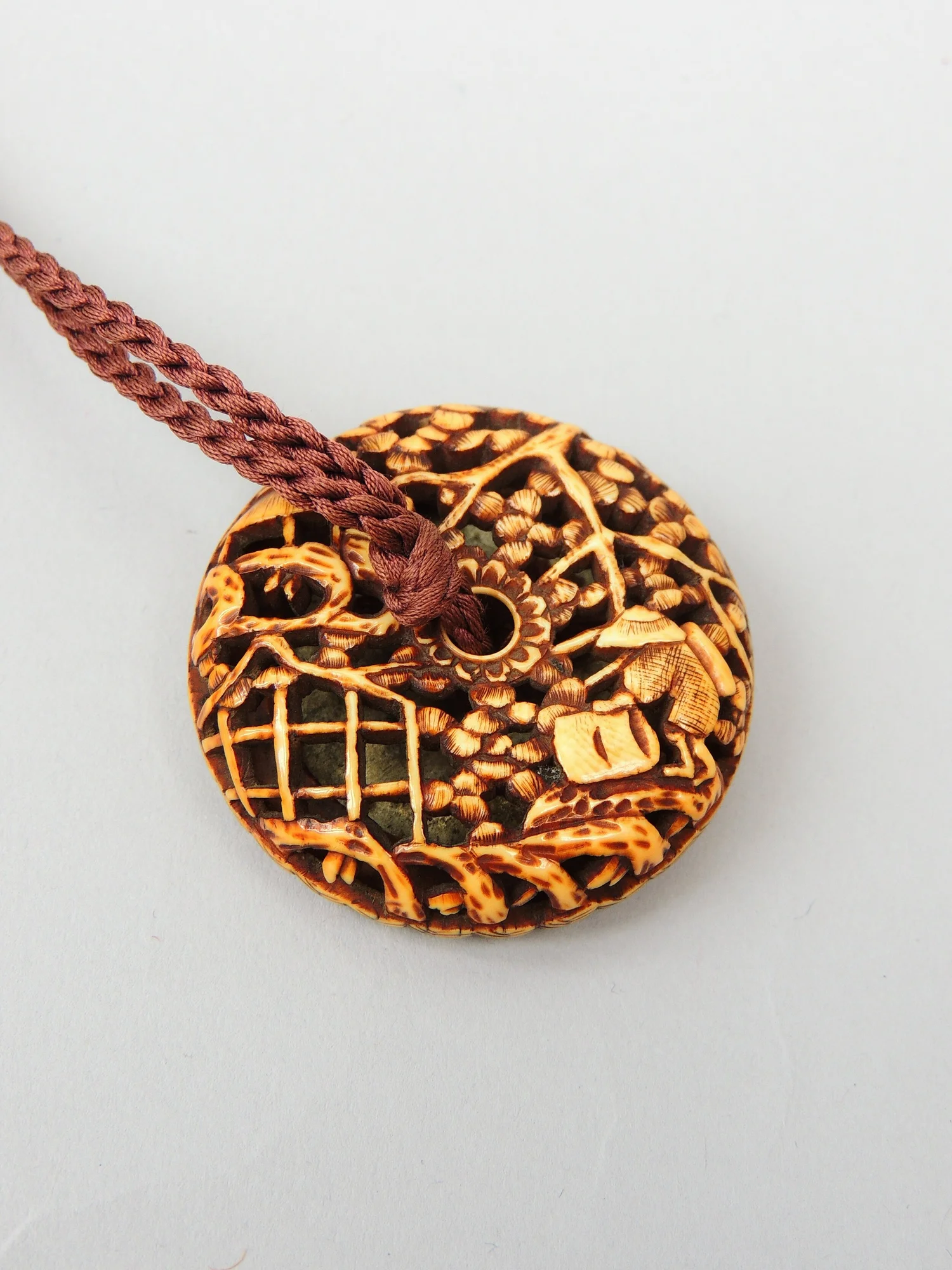 『だるまと子供』 根付 　　（提げ物 /緒締め /帯留め /Netsuke） だるまと子供』 根付 （提げ物 /緒締め /帯留め /Netsuke） だるまと