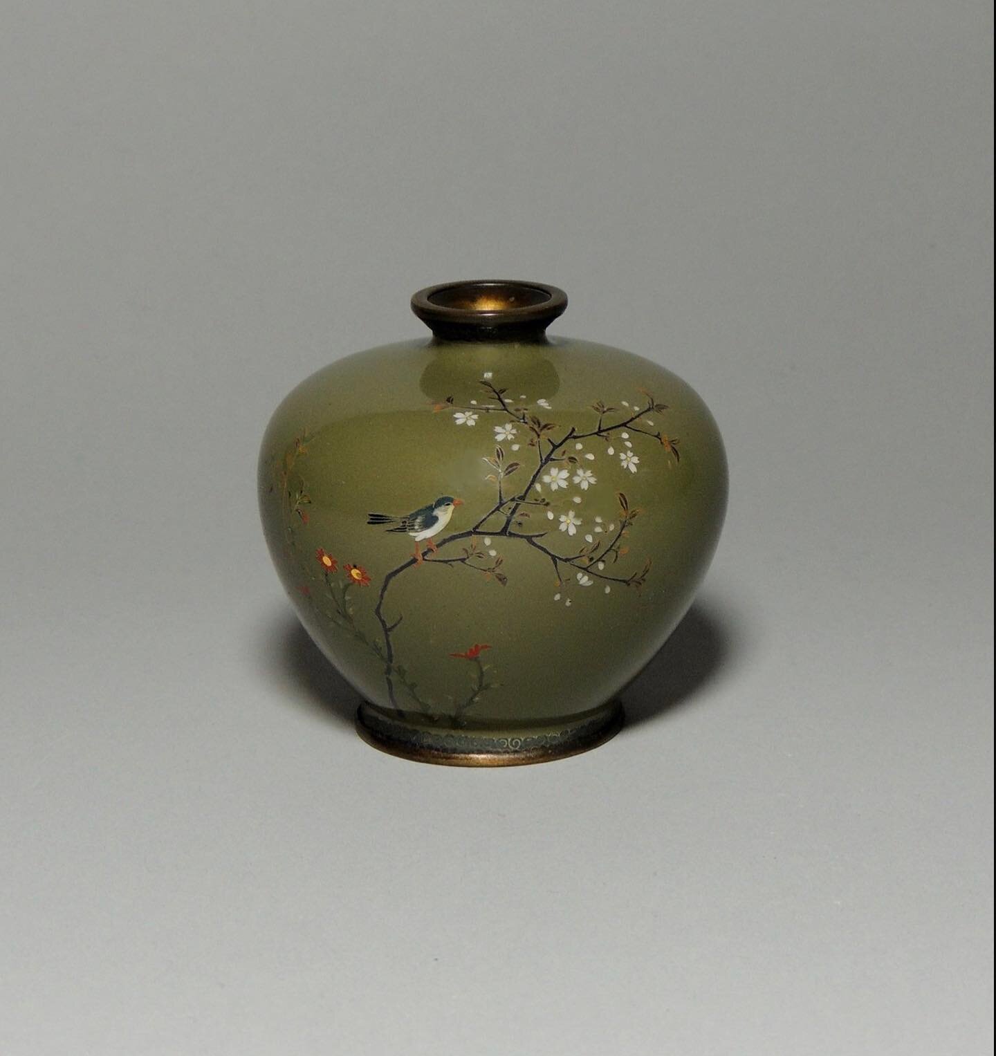 Cloisonn&eacute; vase signed ITO.  #japan #japanese #japaneseart #japaneseartist #japaneseantique #cloisonne #enamel #art #artist #artistsoninstagram #antique #antiques #museum #museumart #birds #blossom