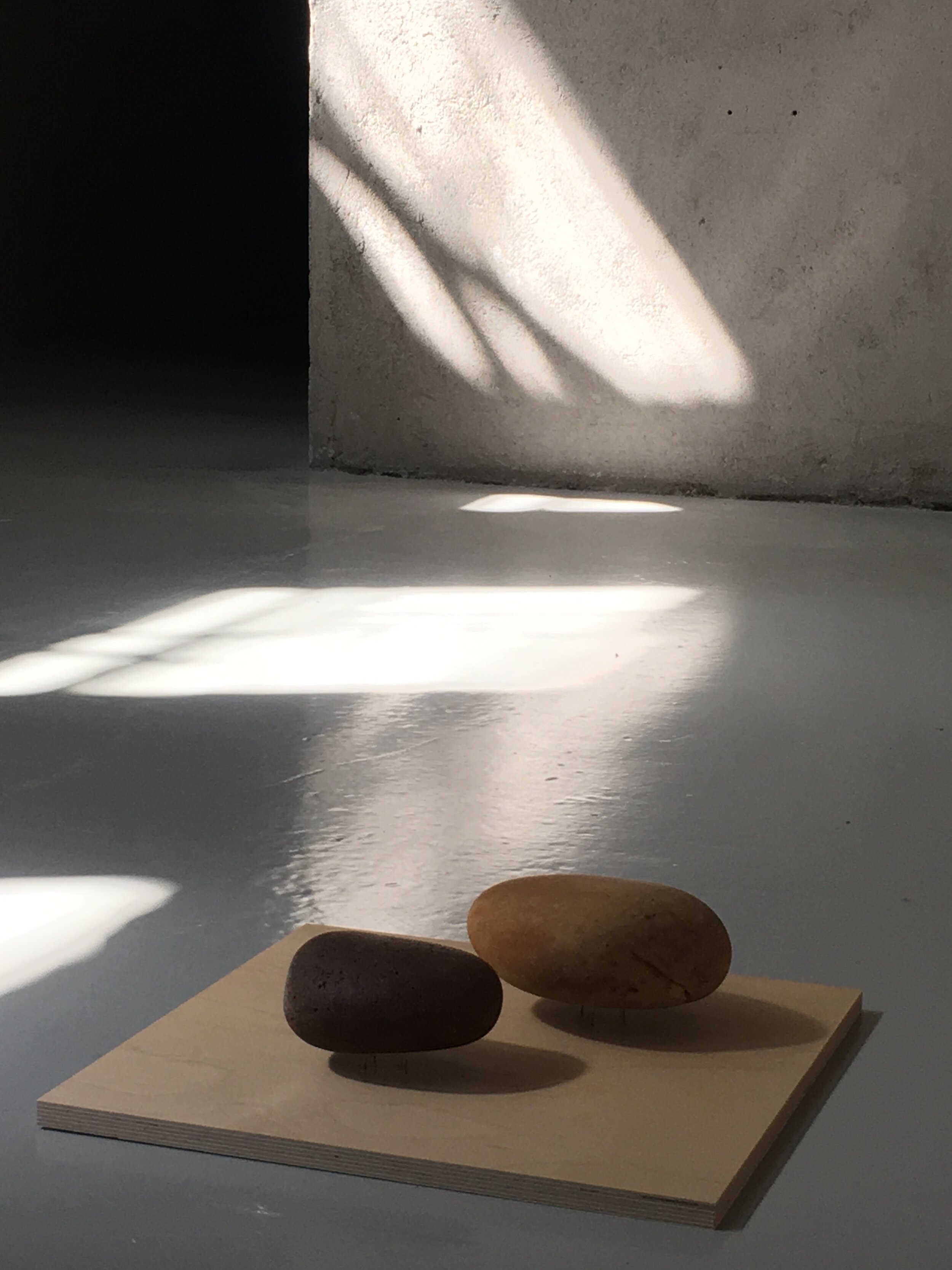   halv nio en försommarkväll,  Färgfabriken, Stockholm  2020 Stenar, spik, plywood / stones, nails, plywood 42 x 42 x 20 cm 