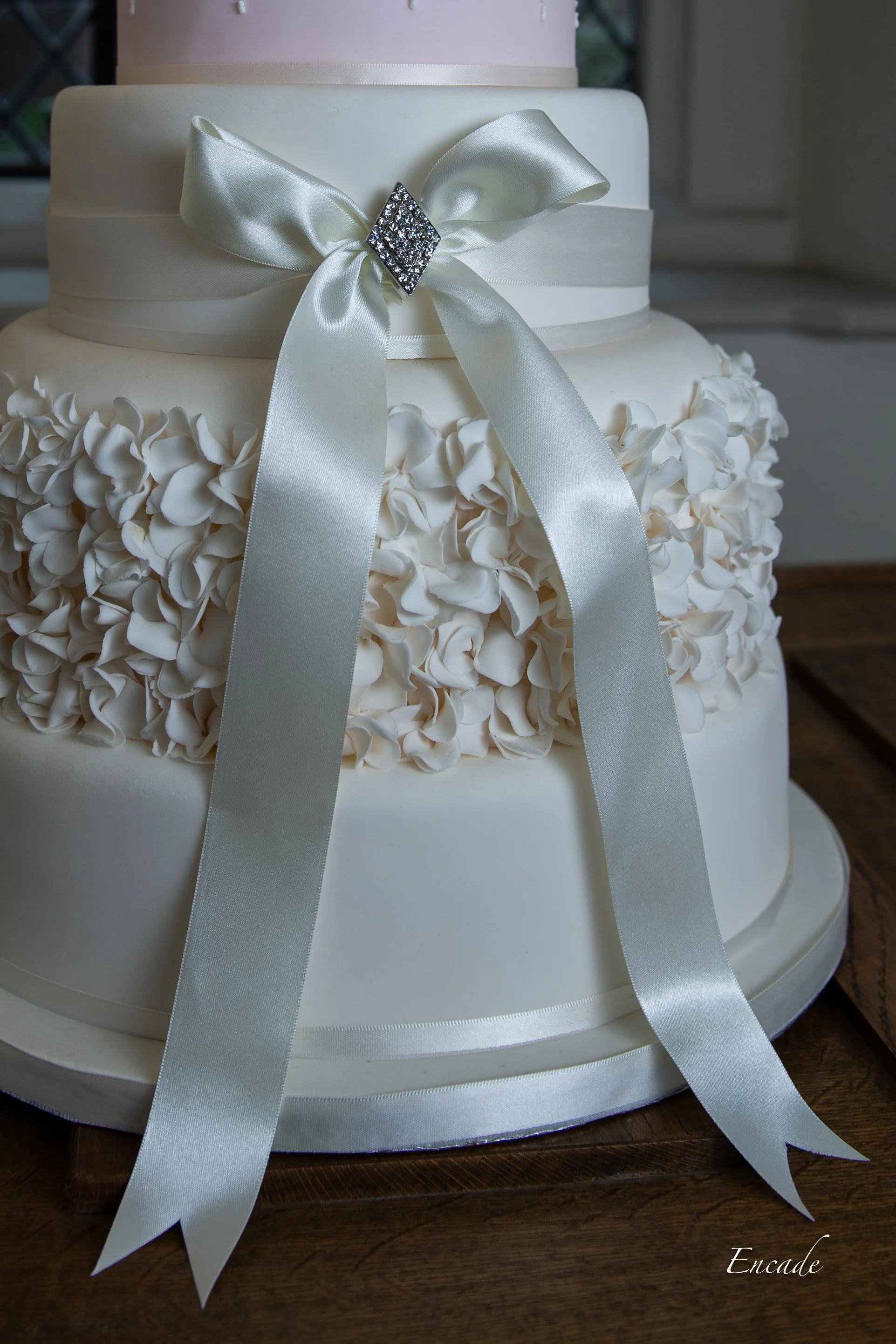 Cake-it-Away cakes create unique and bespoke wedding cakes. Based in Hextable, Kent, we cover Bexley, Dartford, Kent and London.