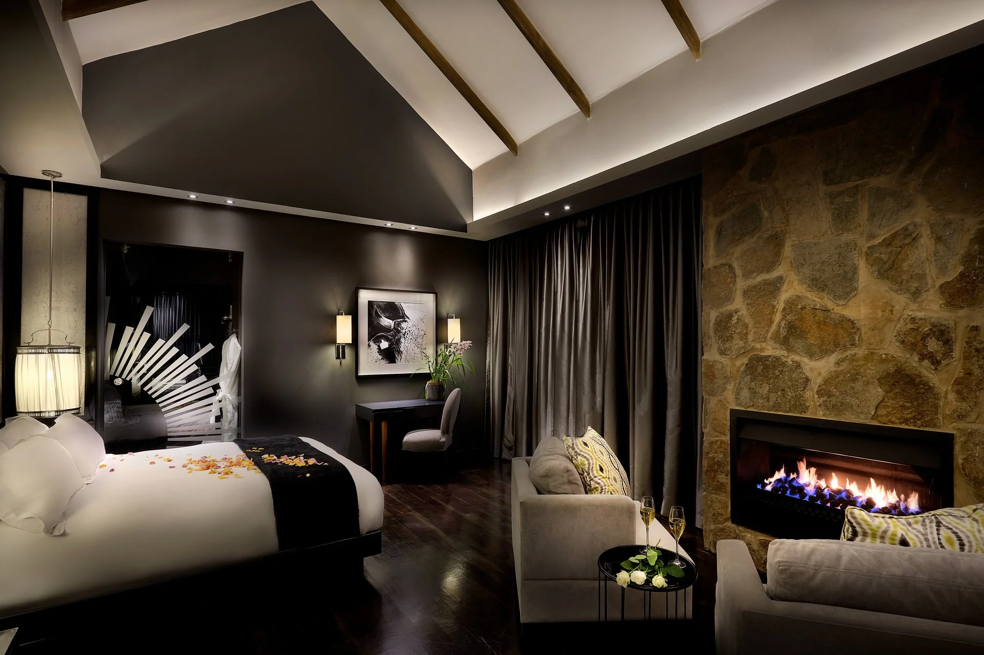 Akabeko - Bedroom suite at night_1.jpg