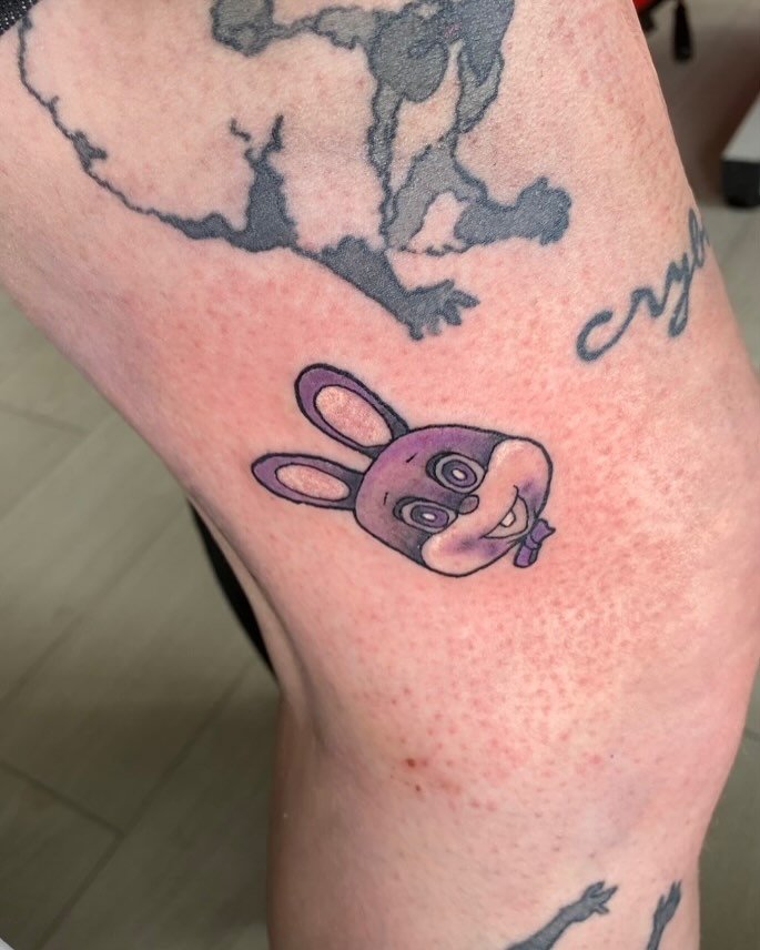 Journ&eacute;e de libre = new tattoo for meeee 🎉

Du coup un ptit Robbie the rabbit pour continuer ma jambe de weeb. 🐰 

Et vous c&rsquo;est quoi vos tattoo pop cul, anime et jeux vid&eacute;o ? 😜