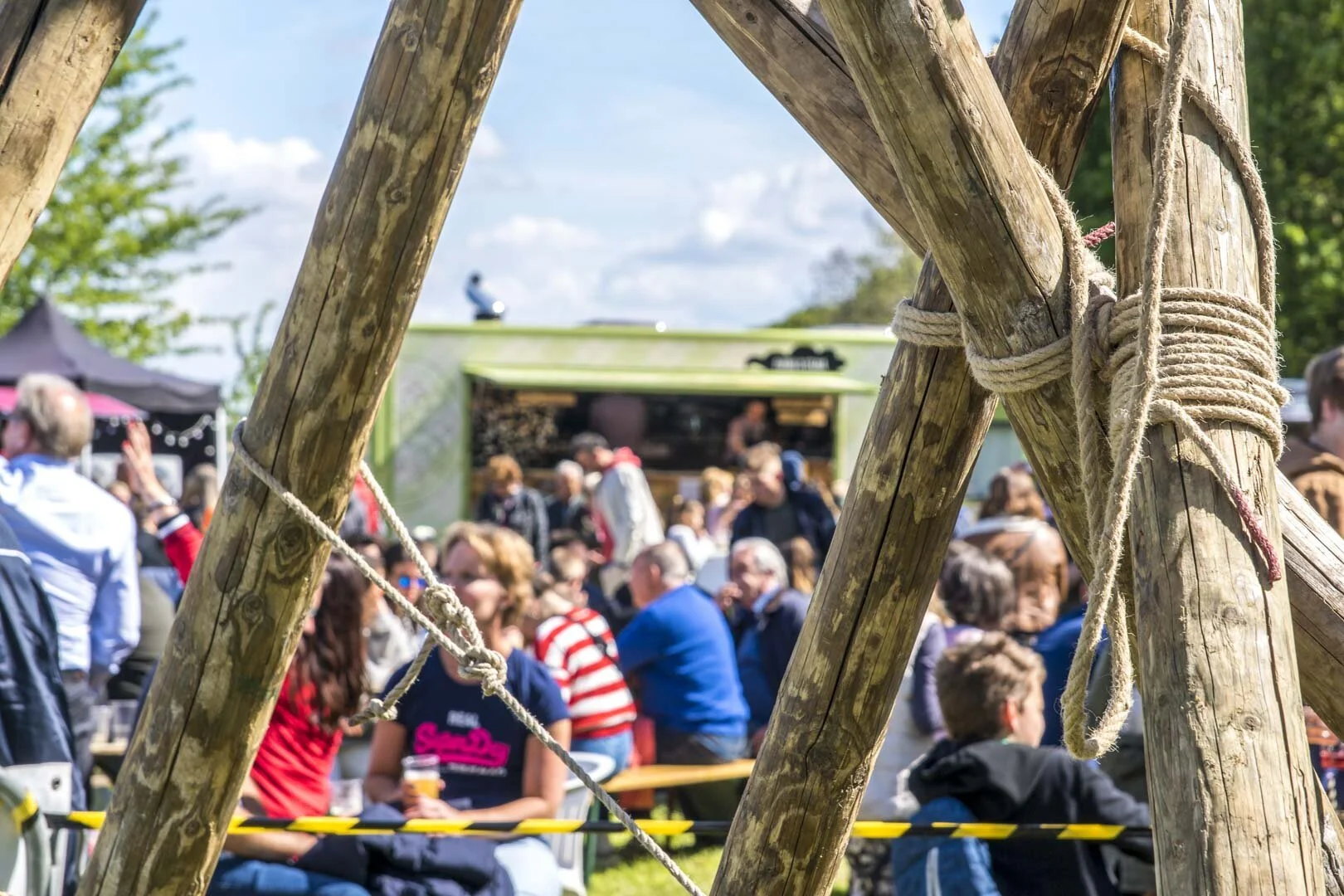 Foodtruck  Dat doen we met een lieve kleine Vespa-Piaggio Ape, die bijna overal plaats kan nemen of onze heuse Mercedes foodtruck. Beiden geschikt voor kleine en grote groepen. Maar in perioden van koude en slecht weer komen we liefst met de grote f…