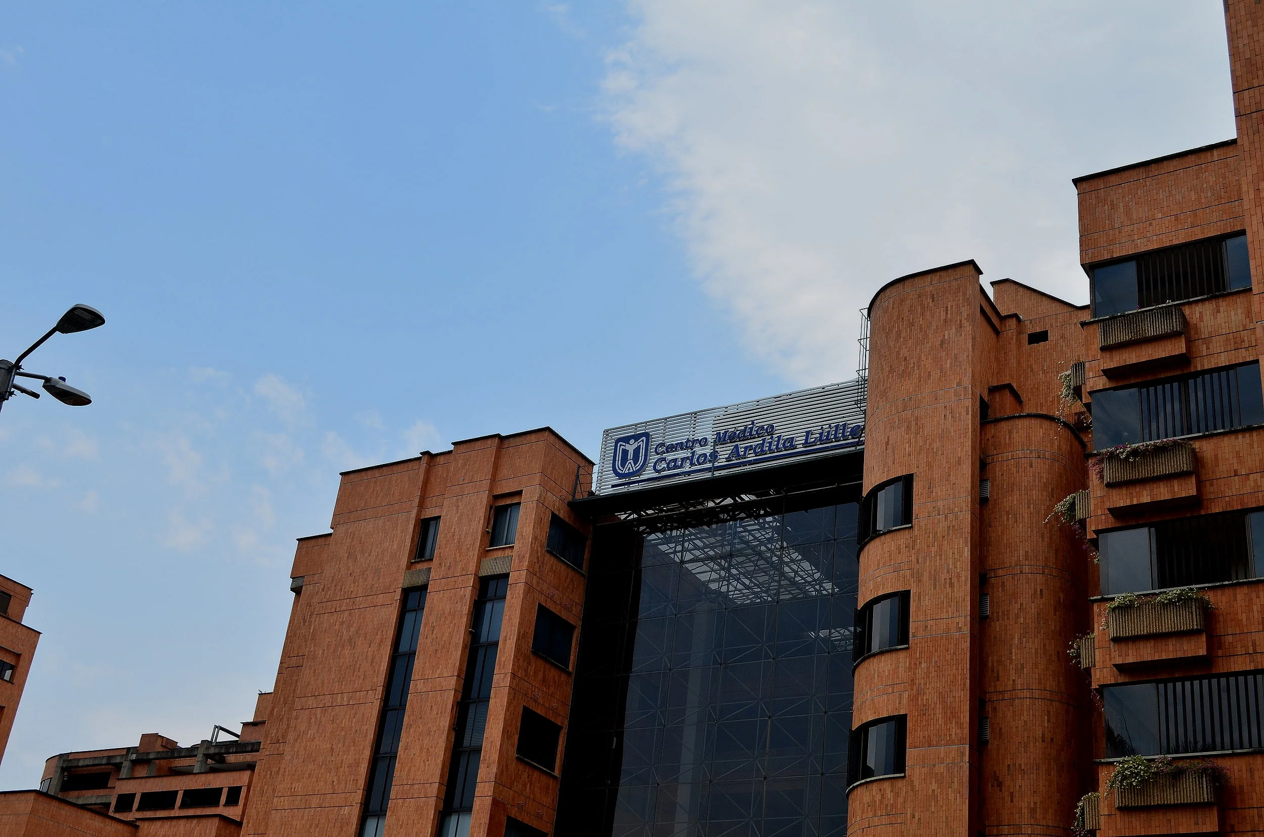 Centro Médico Carlos Ardila Lülle.jpg