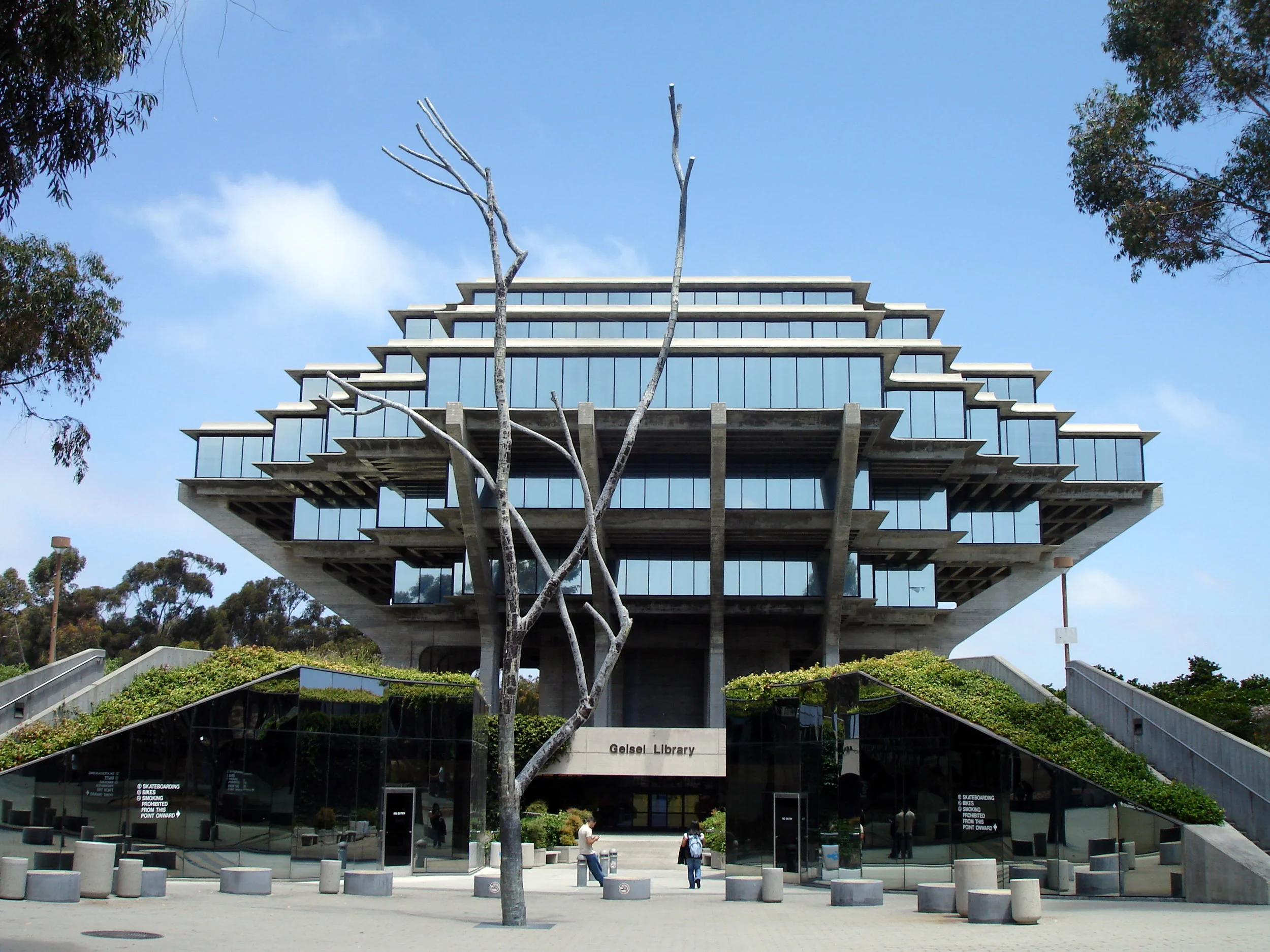 UC San Diego, Gelsel Library - an area where students and staff can access a variety of resources and research projects such as SpoilerNet.