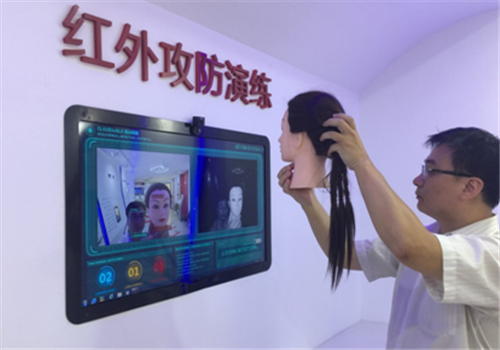 The technology, developed by Chongqing Cloud Walk Technology Co, can detect a person's face in less than one second with a successful recognition rate of over 99 percent, and can be used for banks and public security areas to avoid illegal activities.