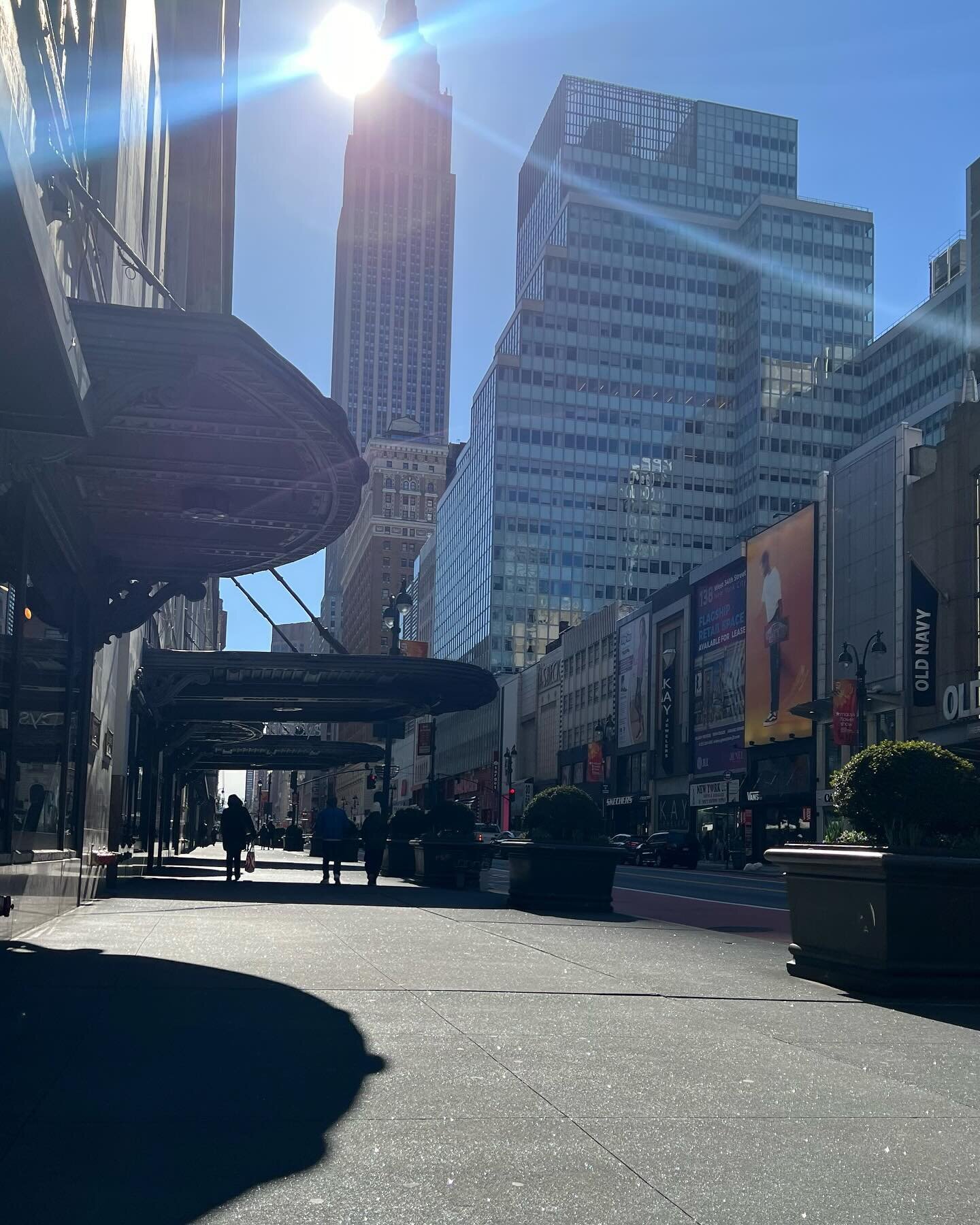 Ya gotta love sunshine on a sparkly sidewalk in the morning. 🩷

 #nyc #macys #empirestatebuilding #sundayvibes #goodmorning #ilovenewyork #citygirl