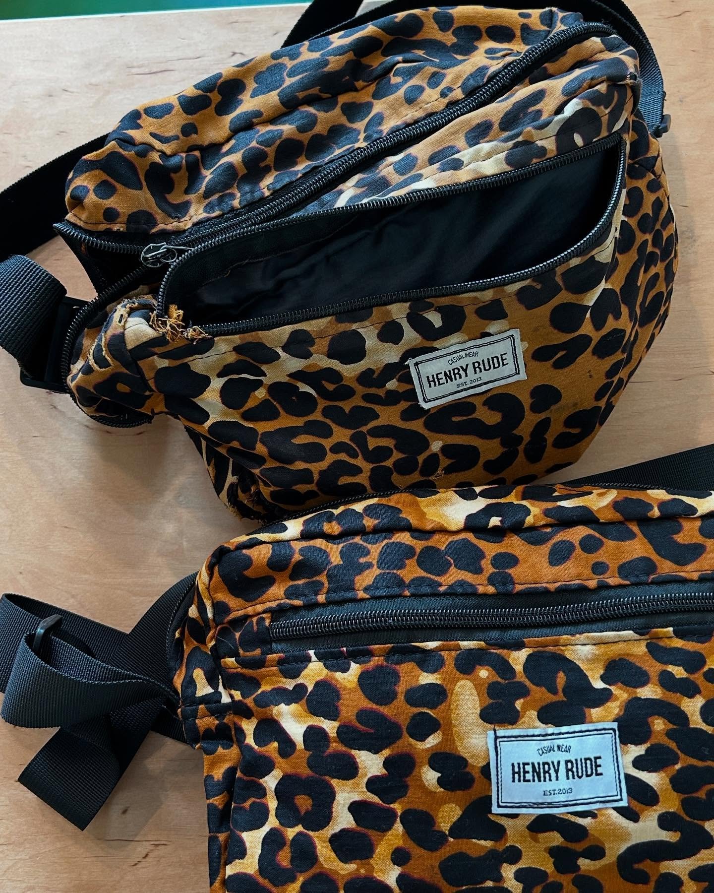 Yet another customer coming in for a new bag after having used their first Strap bag for 5 years😍
Our leopard baby is really the base of this brand, and we love it that way, because leopard print never goes out of style 🐆