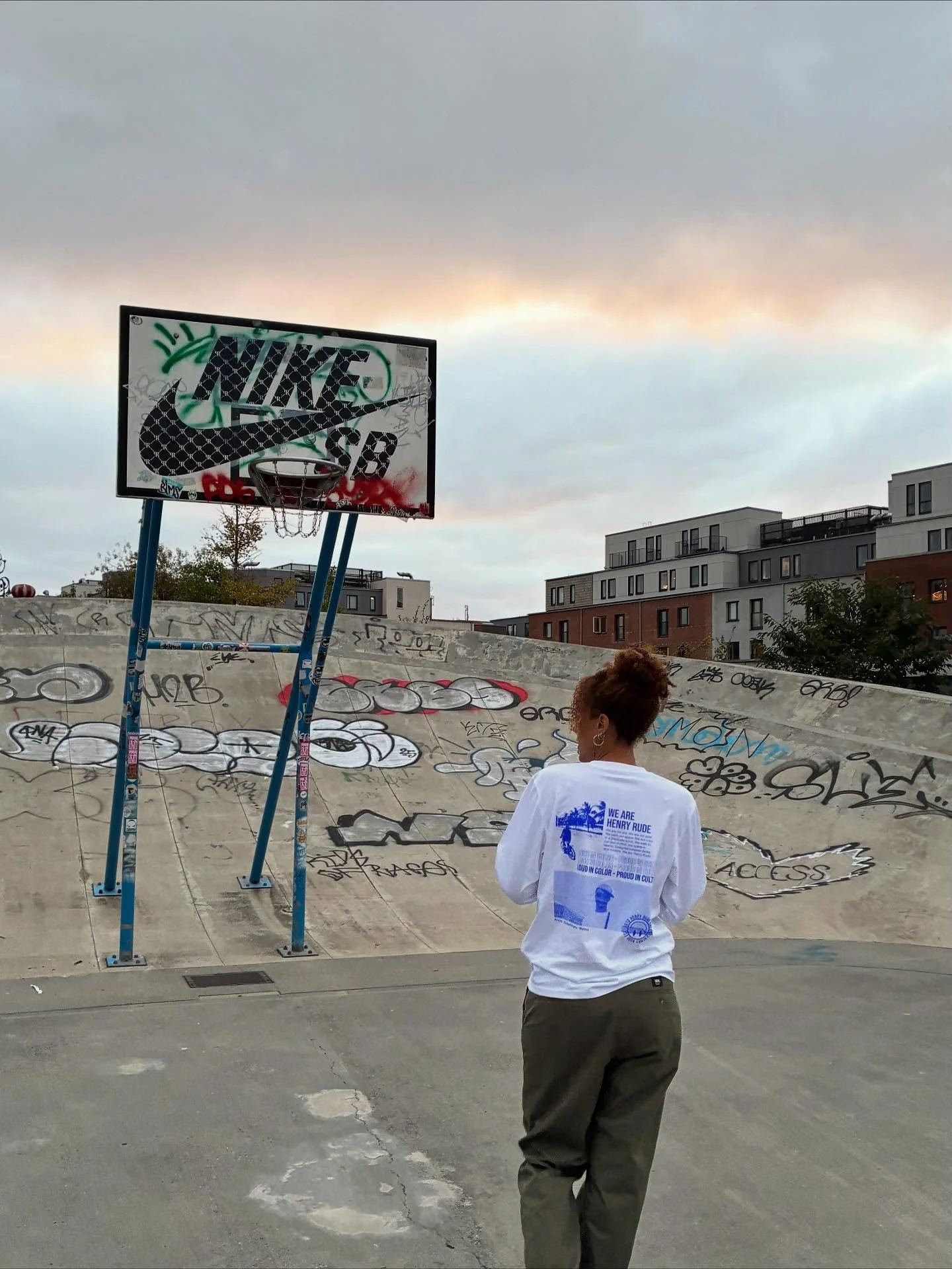 Our new long sleeve is now available online and in store @veya.studio , screen printed on 100% GOTS organic cotton, available in sizes S-XL, in blue and orange 💙🧡 Go get yours!