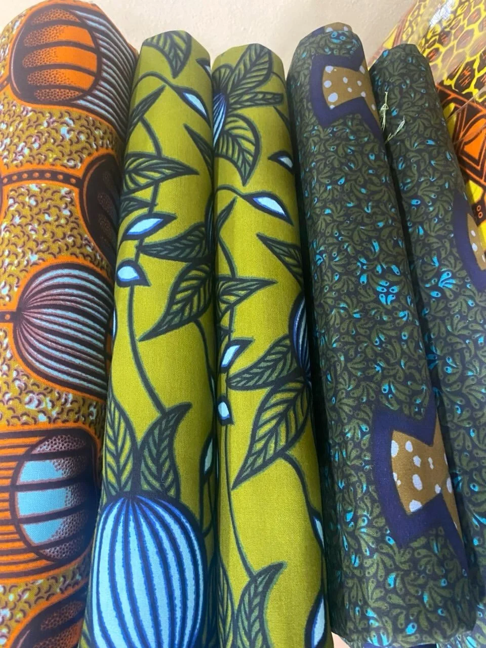 Lots of new waxprints purchased at the market in Ouagadougou, Burkina Faso. See anything you like? 👀 
#africanprint #waxprint #africanfabrics #africanfabric