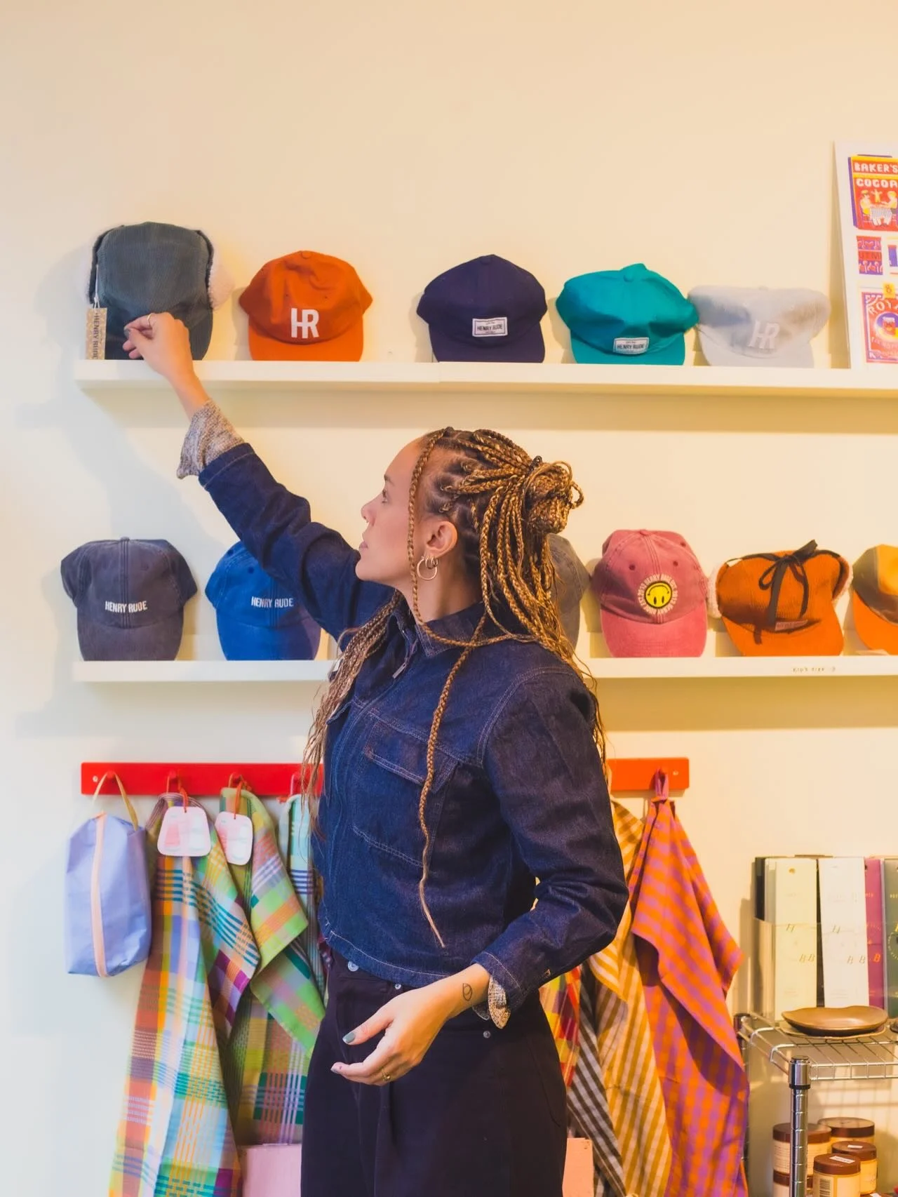 Here to remind you; dropping two new corduroy bags tomorrow (wednesday) at 17. But why not get a cap while at it 😜

📸 @lovalovegoods