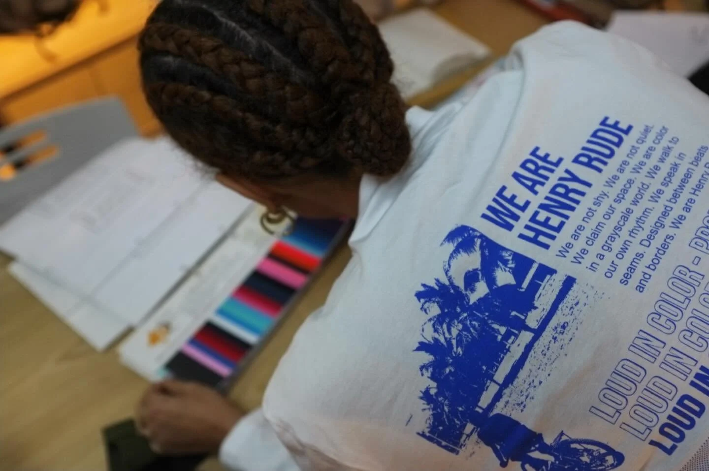 We are Henry Rude 💙
Our long sleeve tees are printed here in Malm&ouml; on GOTS certified cotton. Available in blue and orange 🍊