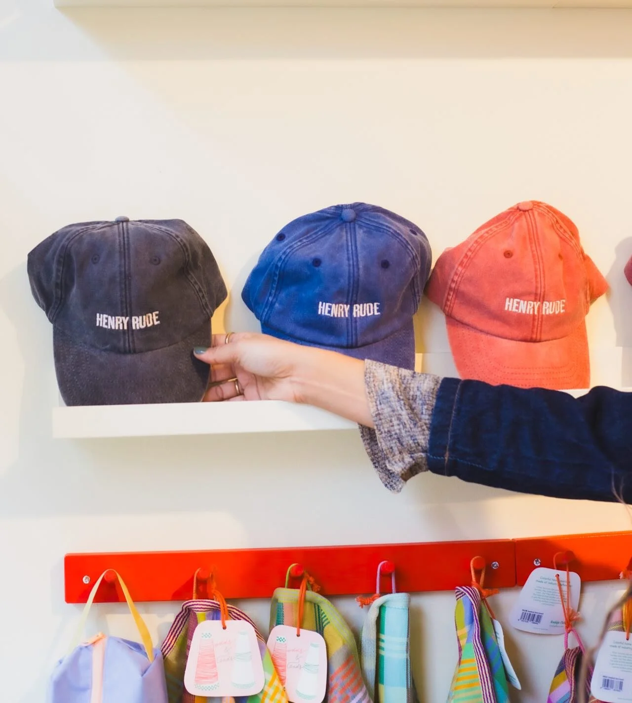 Same vibe, different color. Which one is your choice?
🖤💙🧡

Photo: @lovalovegoods