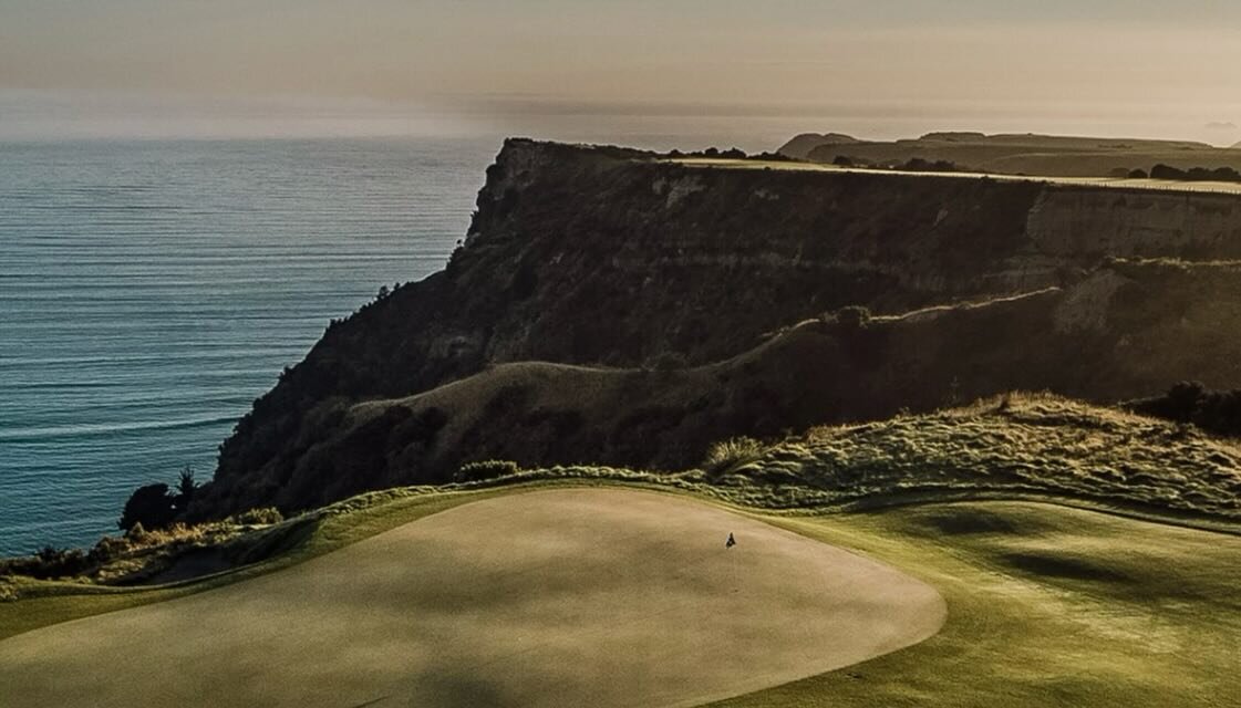 It&rsquo;s hard to keep your eye on the ball when the view&rsquo;s from the course are as amazing as this @rosewoodcapekidnappers 

Even better with a glass of Q WINE ROSE in the clubhouse at the finish ⛳️ 

Our wine comes from Waitaki Valley &ndash;