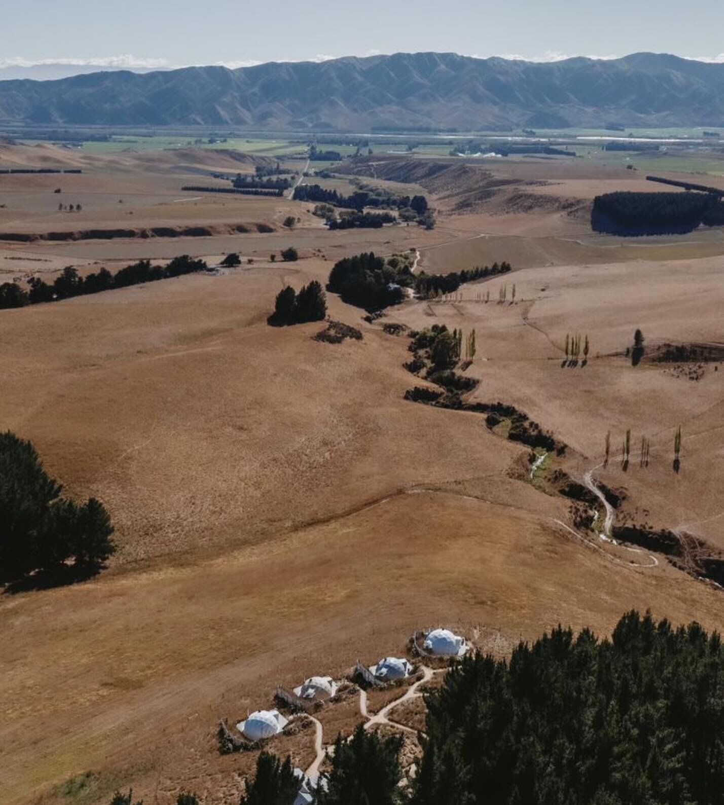These domes @valleyviewsglamping capture the wide open spaces and natural beauty of Waitaki Valley. Follow the road towards the river and there you will pass Q WINE vineyard.

Where limestone soils, dry summers and cold winters provide magical condit