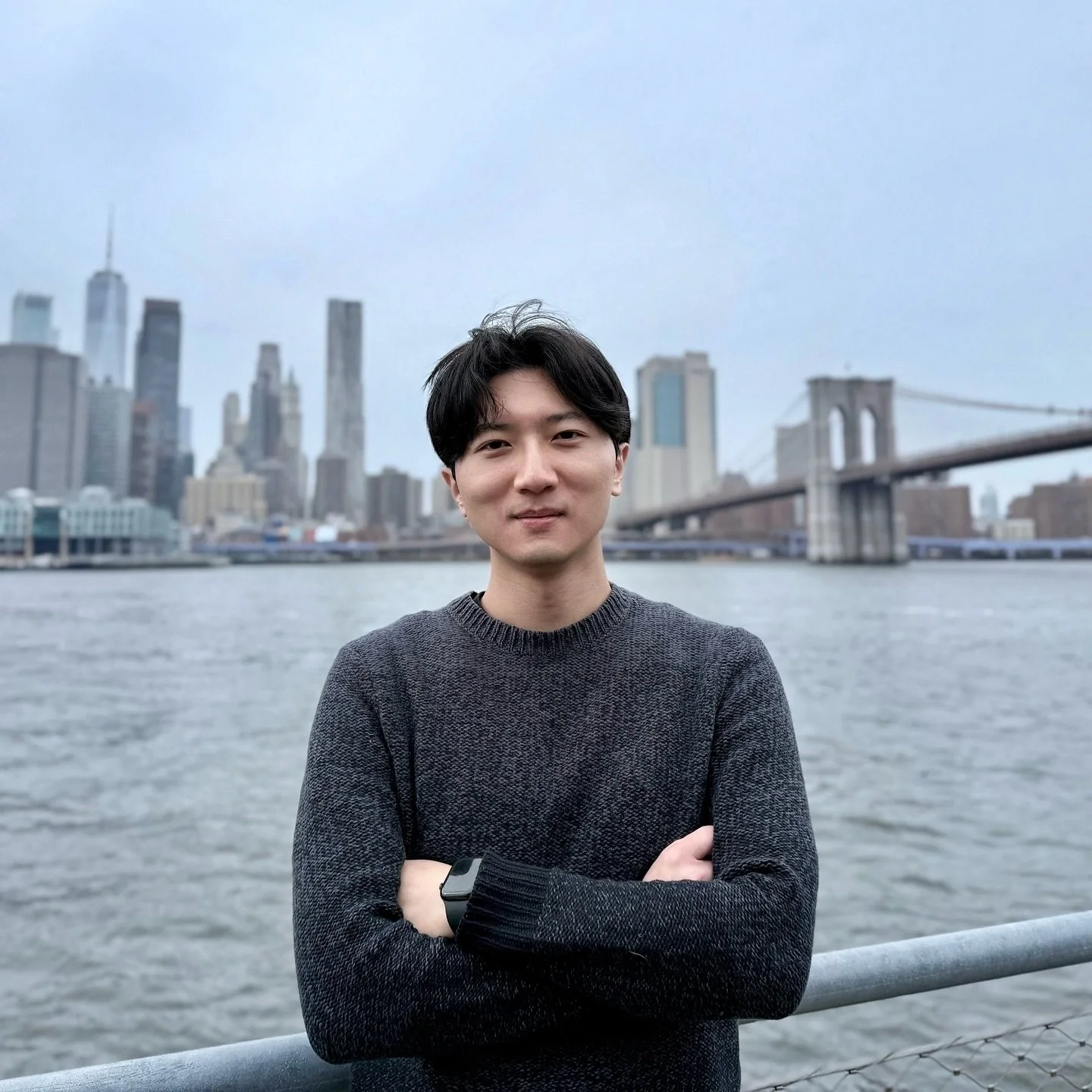 我出書了 ☺️

終於，今天能與你分享這個消息，我的第一本書&mdash;&mdash;紐約生領路，品味紐約：美國生醫博士候選人KOL帶給你最在地的紐約旅遊、生活、留學指南&mdash;&mdash;今天正式上架了 ✨

《紐約生領路，品味紐約》這本書，收錄了我在紐約居住生活十年的留學經驗與故事，完整全面地與你分享：

「紐約在地人的日常旅遊魅力」
「臺灣留學生的紐約生存攻略」
「申請美國研究所的心得指南方針」
「生物醫學博士訓練中那些不為人知的故事歷程」

以下想要與你介紹一下這本書的特色 ?