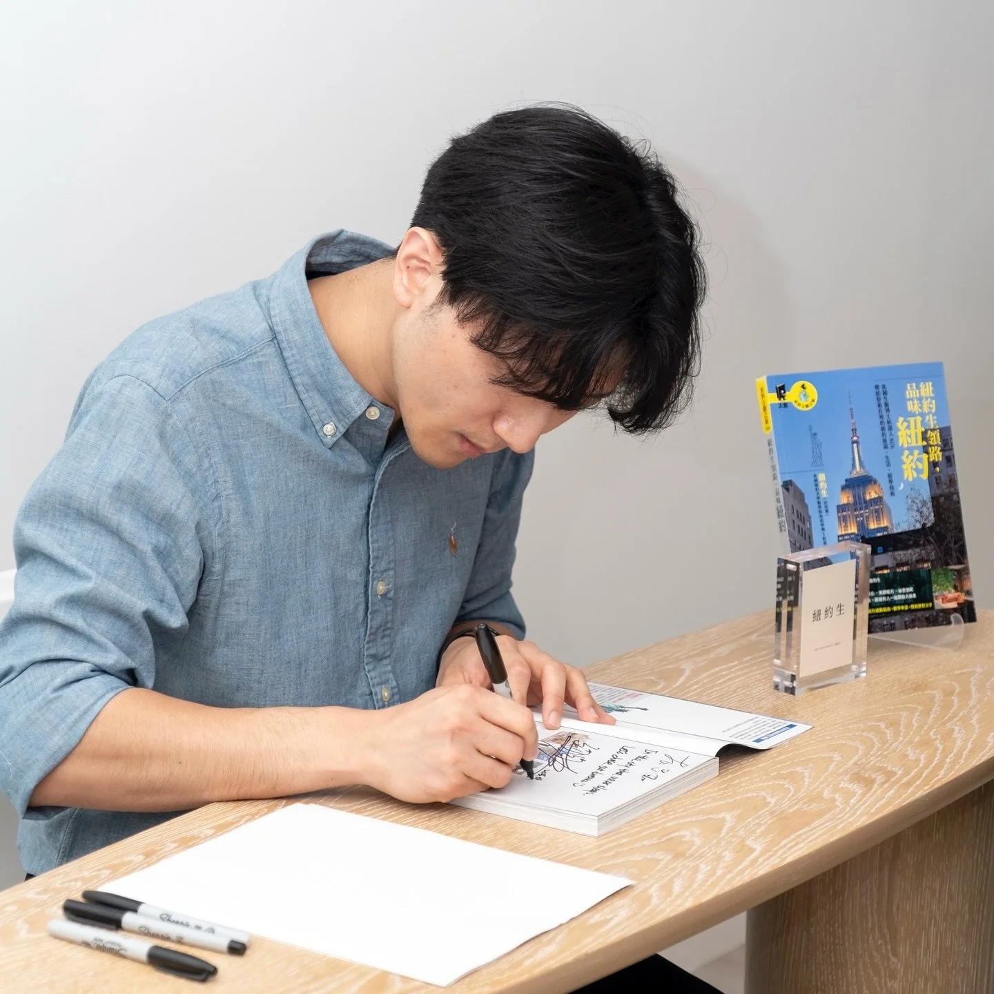 「不論你的興趣是什麼，在紐約，你永遠都可以找到喜歡的事物。」

還記得當年，面試上東區某間常春藤醫學院時，學校系主任在晚宴上如此說道。

當時的我，才來美國兩三年，聽到這句話的當下，其實內心是有那麼一點半信半疑的，覺得可能只是系主任想要積極招生，才會對紐約讚揚溢美。

然而，經過了這麼多年，拜訪過了許多美國城市，稍微更加瞭解這個國家以後，現在回想起來，當年系主任在晚宴上對紐約的熱愛，一點也不假。

&ldquo;It will always be New York or nowhere.&rdq