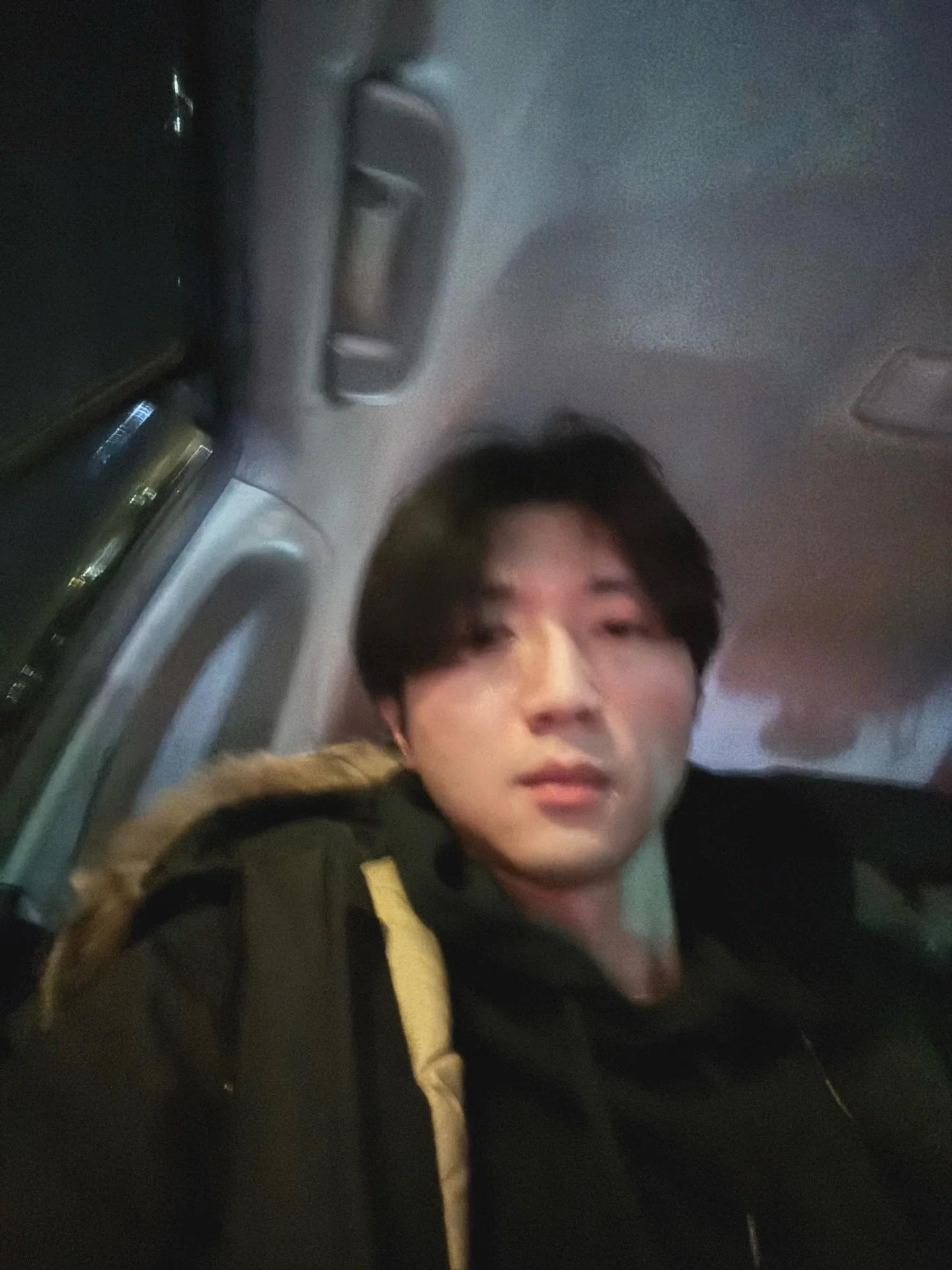 不知從哪一天開始，你會突然發現，你的想法，開始有人聆聽。

不時地，在會議討論的過程中，當眾人各抒己見莫衷一是時，你一開口，所有人會瞬間安靜，目光轉向你，期待你會提出什麼樣的看法。

慢慢地，有越來越多人會來詢問你的意見。不只是實驗上的技術問題，甚至是研究的設計與規劃，乃至於計劃的路線與方向。

「原來，我的想法也會有人在意。」

於是，在各個演講報告與研討會上，你會開始留意別人是怎麼發表意見的、推敲他人是怎麼思考的。

「為什麼他會問這一題？」
「他提出這個想法，背後的邏輯是什麼？」
「這一題