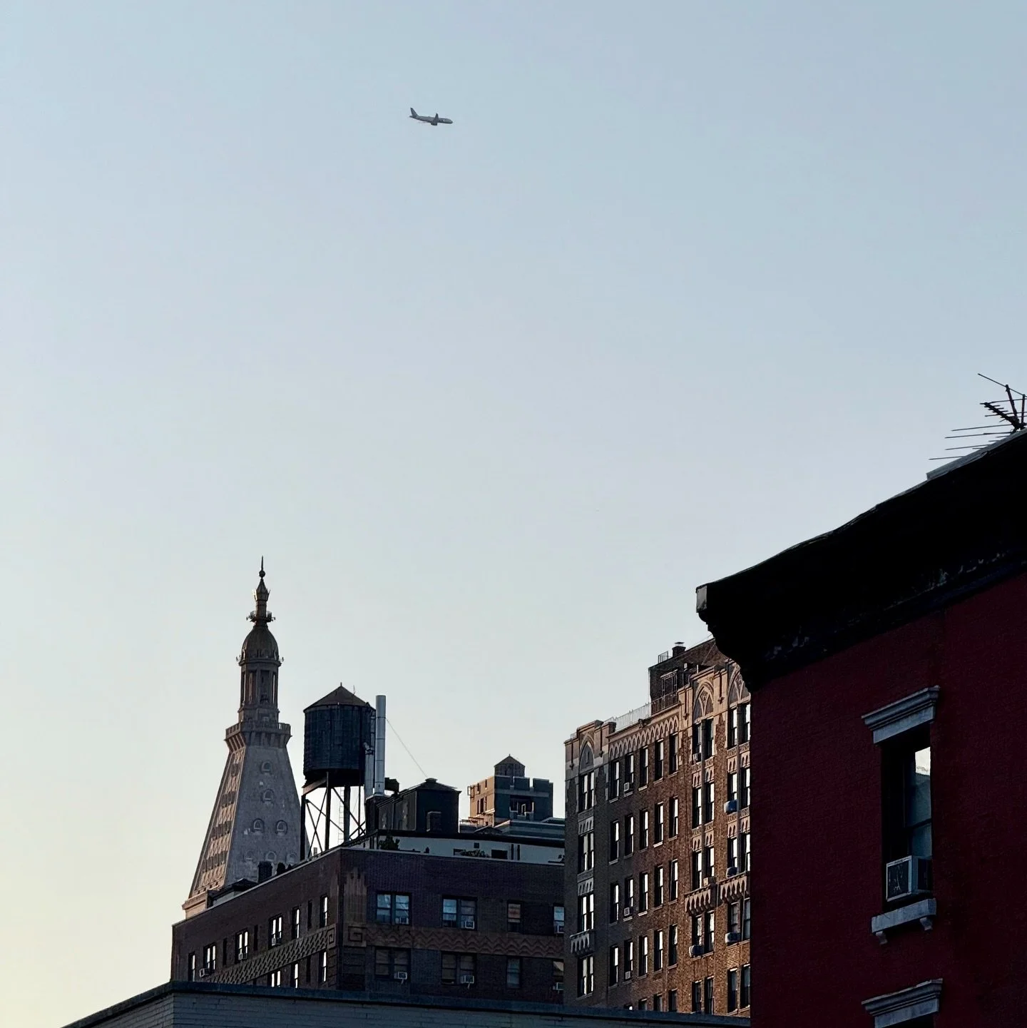凡是過往，皆為序章。

這句出自莎士比亞《暴風雨》中的台詞，是我從小就很喜歡的句子。

用序章來比喻過去，我覺得非常貼切。序章醞釀了故事的第一印象，但序章並不是主角。序章並不是主角，卻鋪陳了敘事的走向，替主線劇情埋下伏筆與期待。

我們的序章，不論它是華麗炫目還是氣勢磅礴、不論它是風塵僕僕還是柳暗花明，各種可能的轉折與未知的起伏，都在前方等著我們。好戲才正要開始，或許可以這樣說吧？

然而我更喜歡的，是這句話的第二層意義。

現在的今日，也將成為未來的序章。換句話說，此時此刻我們做的每一個決定，