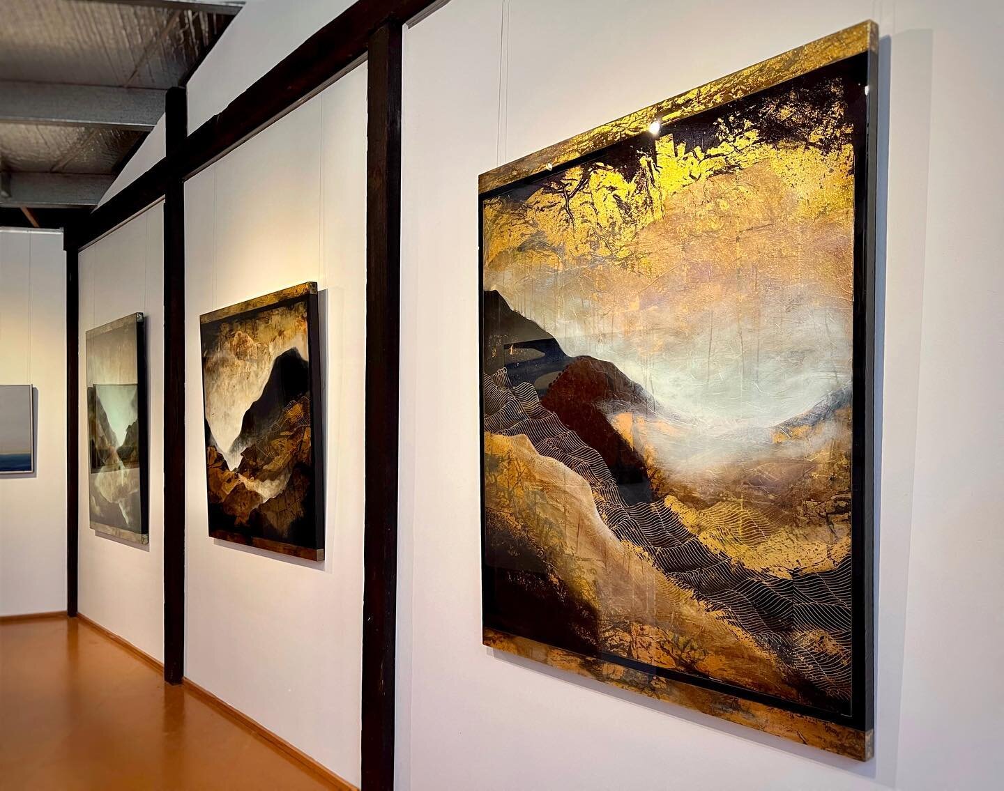 A selection of paintings are currently on display at the stunning @qdosartslorne 

#nowshowing #exhibition #qdosarts #lorne #whatson #surfcoastart #contemporaryart #contemporarypainting #artistsoninstagram #melbourneartist #exhibiting #australianart