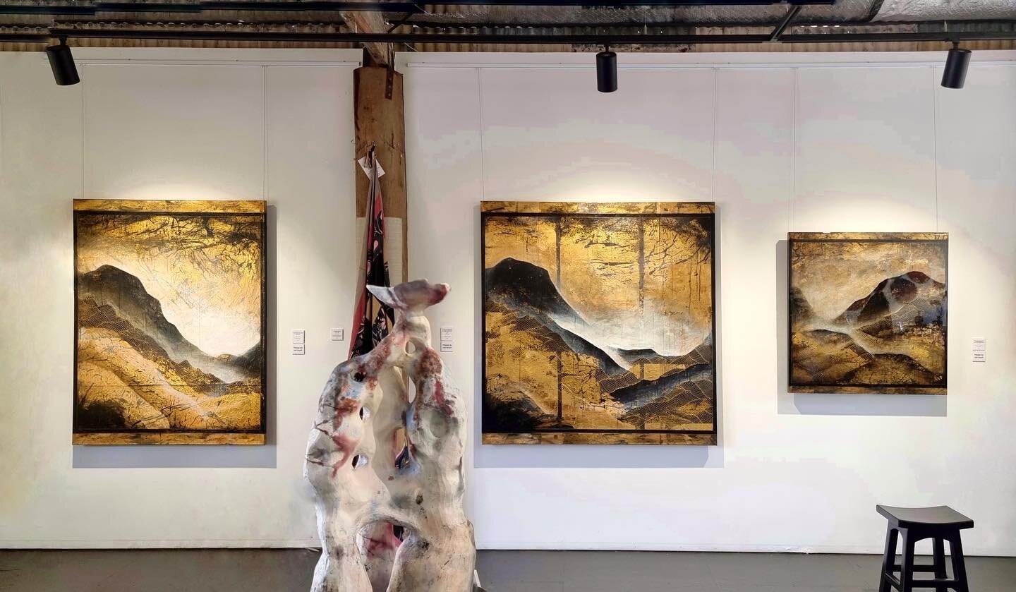 Three golden pieces currently adorning this wall &hellip; all thanks to @bennyarcher.art and the team @gallery7six5 🙏🥰

If you&rsquo;re heading out to the Yarra Valley over the weekend, the gallery is open 10am - 4pm daily. 

#gallery #nowshowing #