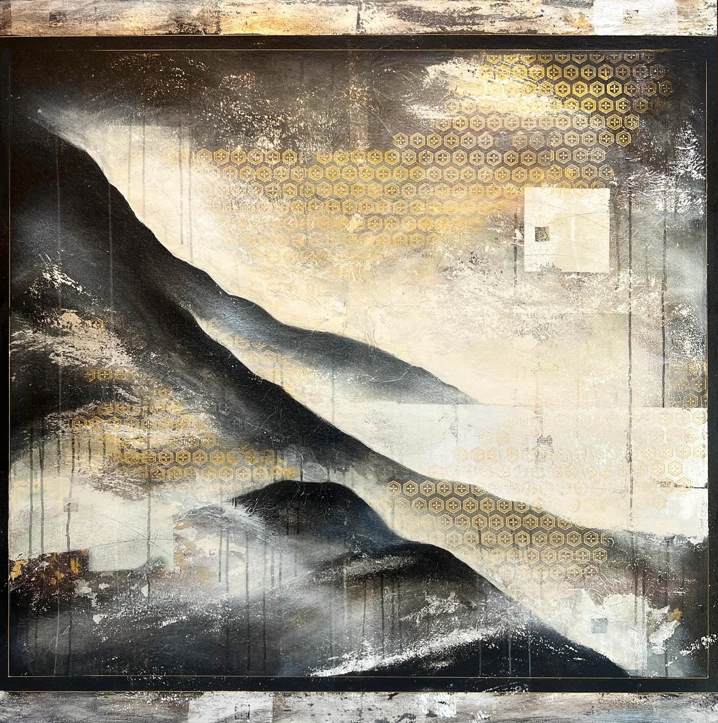 𝘛𝘩𝘦 𝘉𝘦𝘵𝘸𝘦𝘦𝘯 𝘗𝘭𝘢𝘤𝘦
𝘔𝘪𝘹𝘦𝘥 𝘔𝘦𝘥𝘪𝘢 𝘰𝘯 𝘊𝘢𝘯𝘷𝘢𝘴
122𝘤𝘮 𝘹 122𝘤𝘮

&lsquo;Liminal Horizons&rsquo; mark those thresholds in life where clarity softens and certainty loosens. They are spaces of pause and reorientation &mdash; 