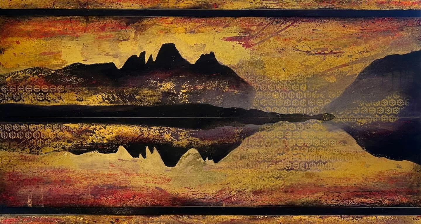 𝘗𝘳𝘪𝘮𝘰𝘳𝘥𝘪𝘢𝘭 𝘙𝘦𝘧𝘭𝘦𝘤𝘵𝘪𝘰𝘯𝘴
𝘔𝘪𝘹𝘦𝘥 𝘔𝘦𝘥𝘪𝘢 𝘢𝘯𝘥 𝘌𝘱𝘰𝘹𝘺 𝘙𝘦𝘴𝘪𝘯 𝘰𝘯 𝘗𝘰𝘱𝘭𝘢𝘳
80𝘤𝘮 𝘹 150𝘤𝘮

A deep ember-gold horizon hovers in a moment of suspension &mdash; a mirrored landscape poised between sunrise and sun