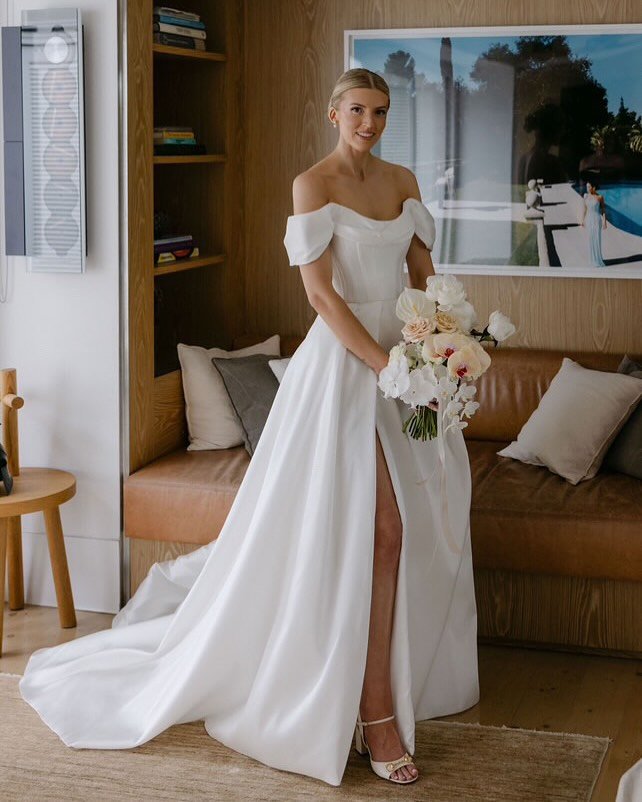Congratulations to my darling @heather.lipsett 🥰✨🤍

DRESS @marianahardwick 
PHOTOGRAPHER @blaisebell 
MUA @helensmakeupartist @weddingmakeupbyhelen 
HAIR @allure_thesalon 
FLORALS @solastablooms_ 
STYLING @paloma.eventco 
CELEBRANT @marriedbyallegr