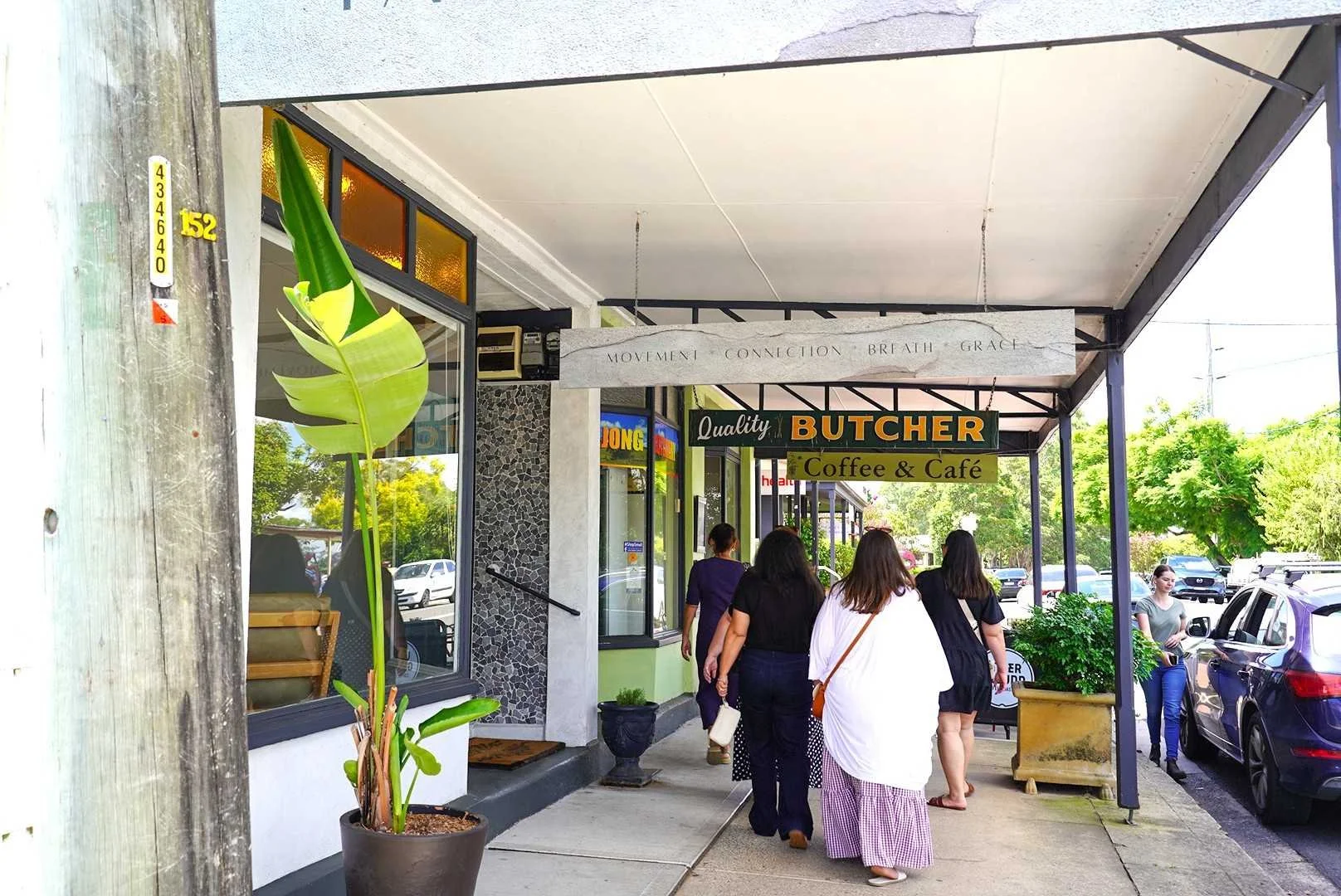 Guests exploring Kurrajong Village near Dido’s Place, strolling past local cafés, boutique shops and country stores in the charming Hawkesbury region.