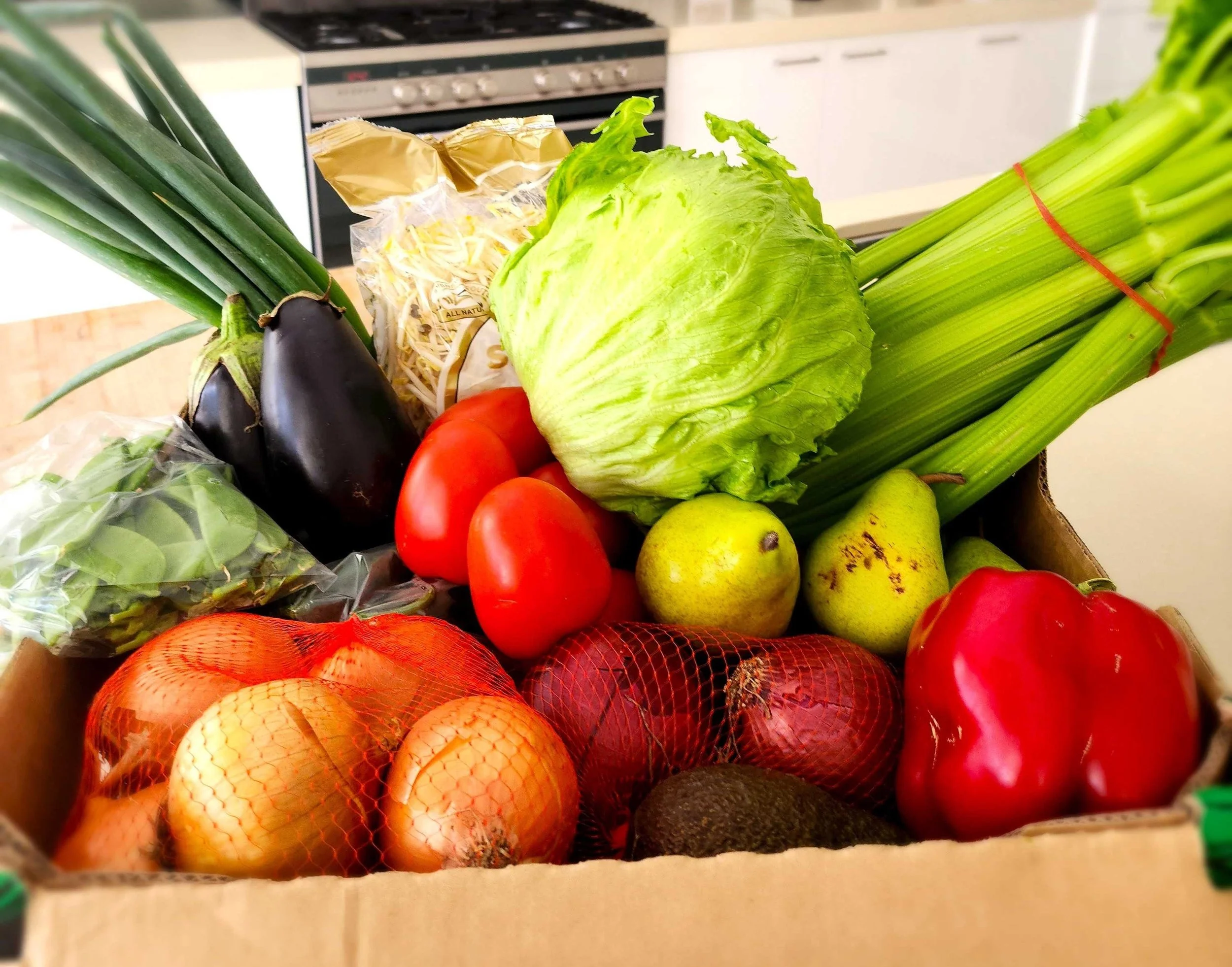 Fresh fruit and vegetables in a kitchen at Dido’s Place, including lettuce, celery, tomatoes, onions, pears and herbs, ideal for self-catering stays and healthy meals in Hawkesbury accommodation.