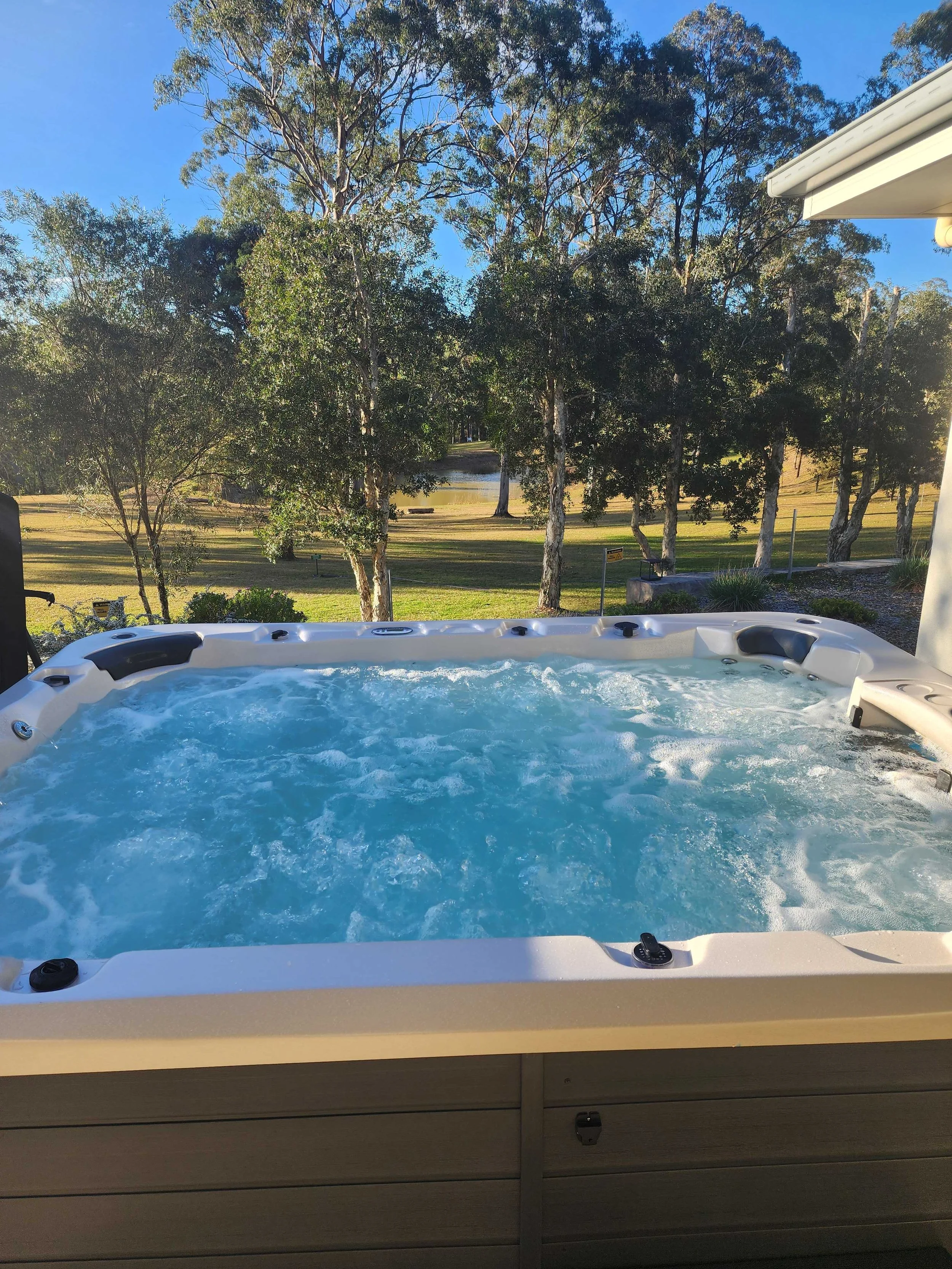 10-person outdoor hot tub overlooking the private acreage and dam at Dido’s Place in East Kurrajong, Hawkesbury NSW
