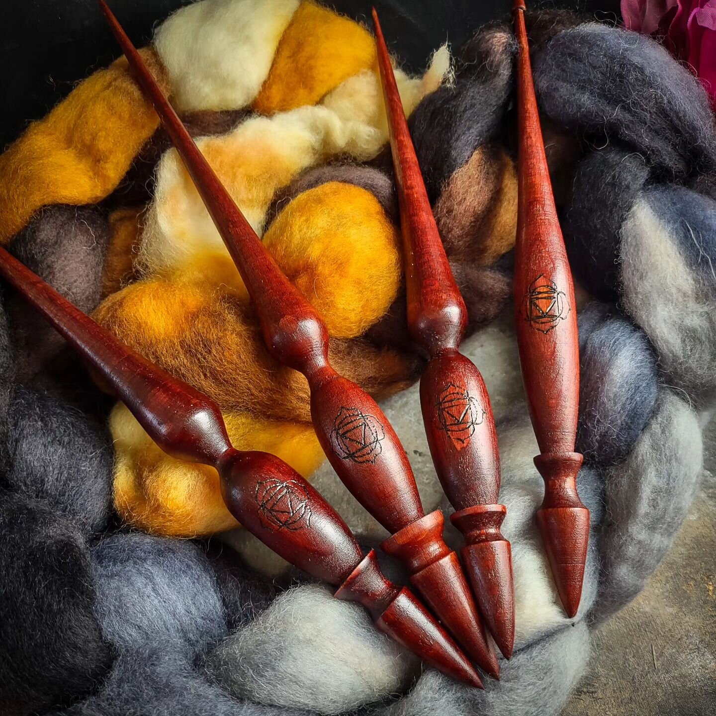 The Ancestors.
Mostly supported spindles and a couple Italian drop spindles threw in to honour my own Ancestors.
Tomorrow, 5pm CET, you know where ❤️ thank you!
.
The gorgeous fiber in the background is by @fossilfibers