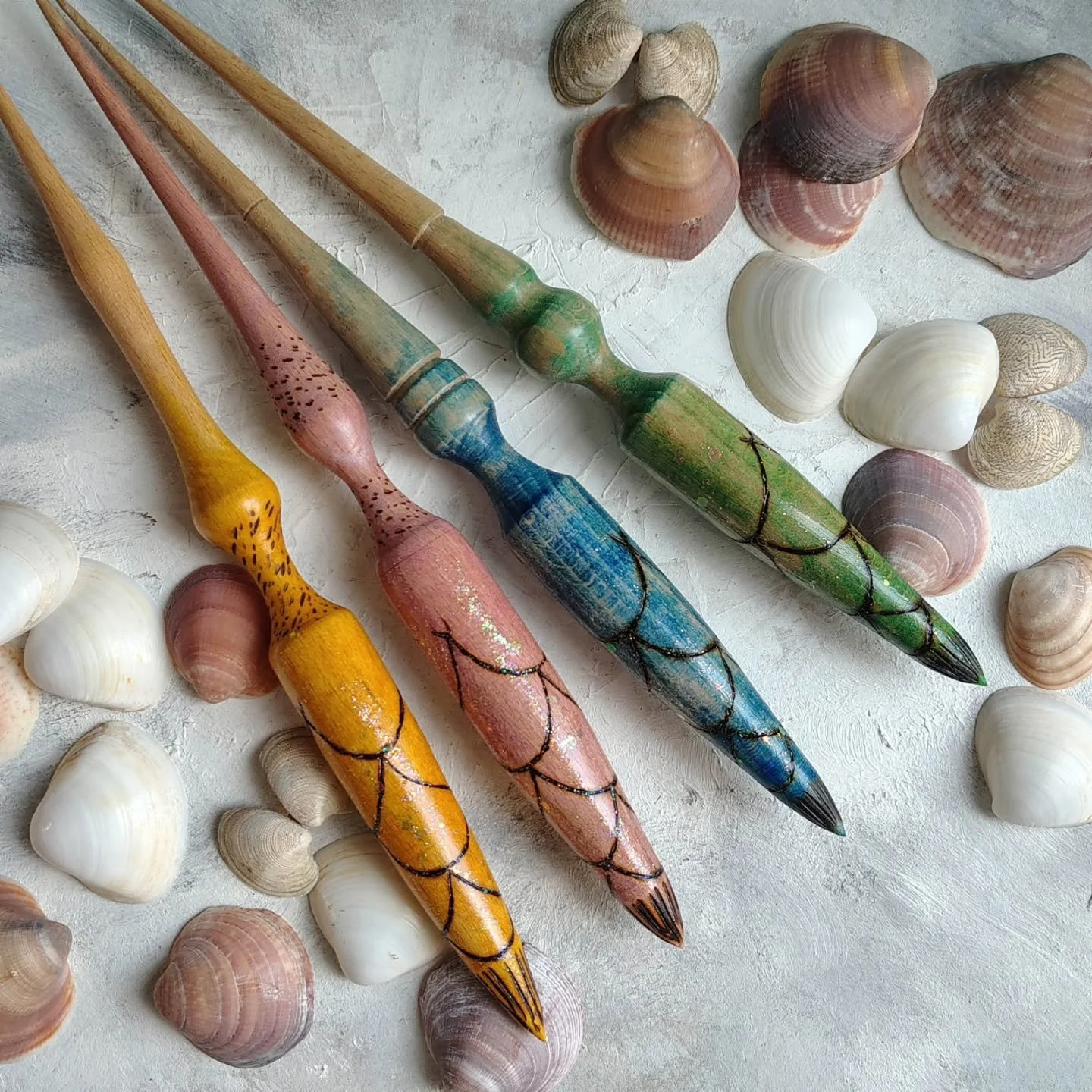 I am very happy that we had a little break from the massive heat, so that I could work on my summer tradition...the mermaid spindles!
They will be live tomorrow at 6pm CEST 💗 I hope to see you there!!!
