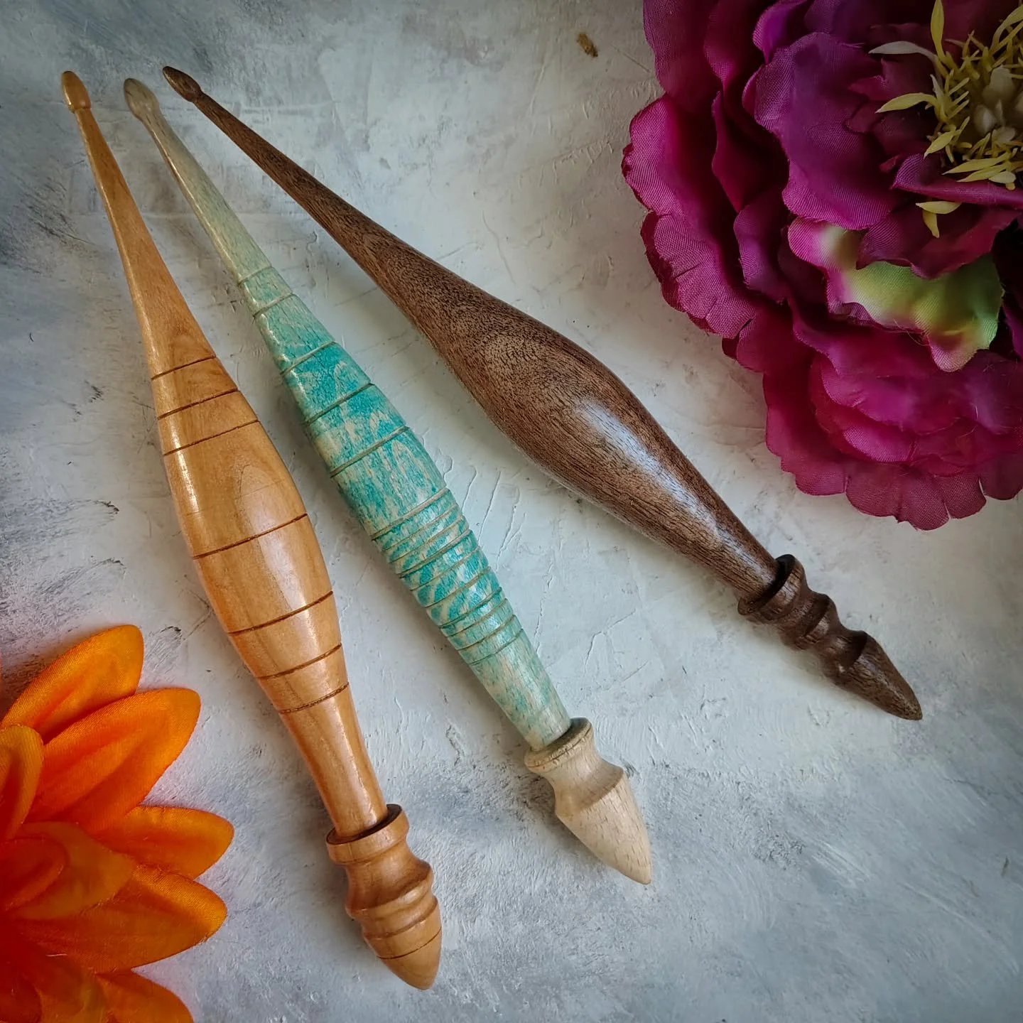 I am happy to finally bring you a little batch of Italian drop spindles.
These are made by me, not antiques, so the price is more affordable.
They will be live tomorrow, Saturday, at 6pm CEST 
❤️
As a side note, I read more and more small business ou