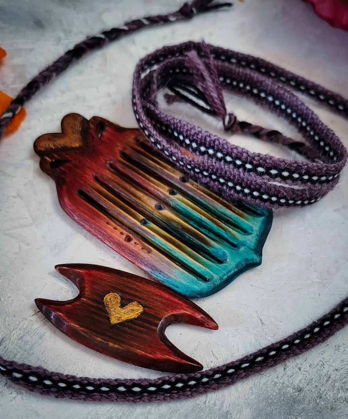 Here is the finished pic of the narrow tape I wove on the heart loom.
For now my focus is learning my tension, and to keep nice straight edges.
And enjoying the process!
.
What I love about band weaving on a backstrap with heddle is that I can do it 