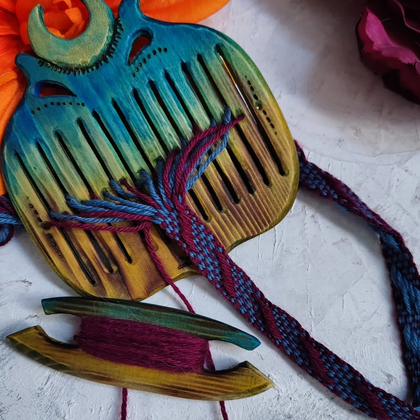 This feed is at risk of weaving drowning. Hah.
💗
This is your girl and her first attempt at Baltic pickup. Could have been worse I guess.
I learned that I need a different shuttle to manage all the picking up of little threads, I'll try to make it t