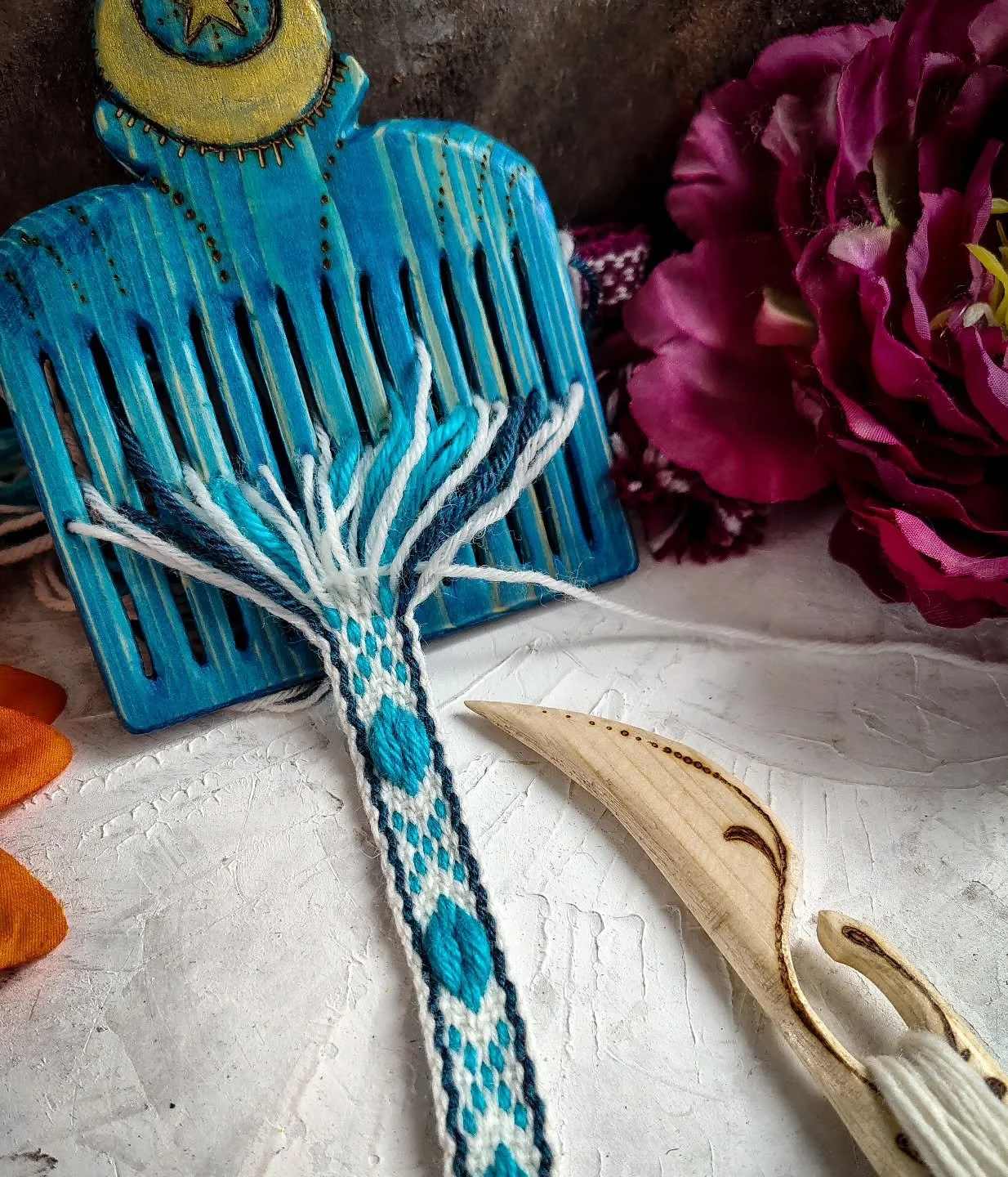 Weaving because I can't have therapy every day 🤣
.
.
.
#weaversofinstagram #weaving #bandweaving #backstraploom