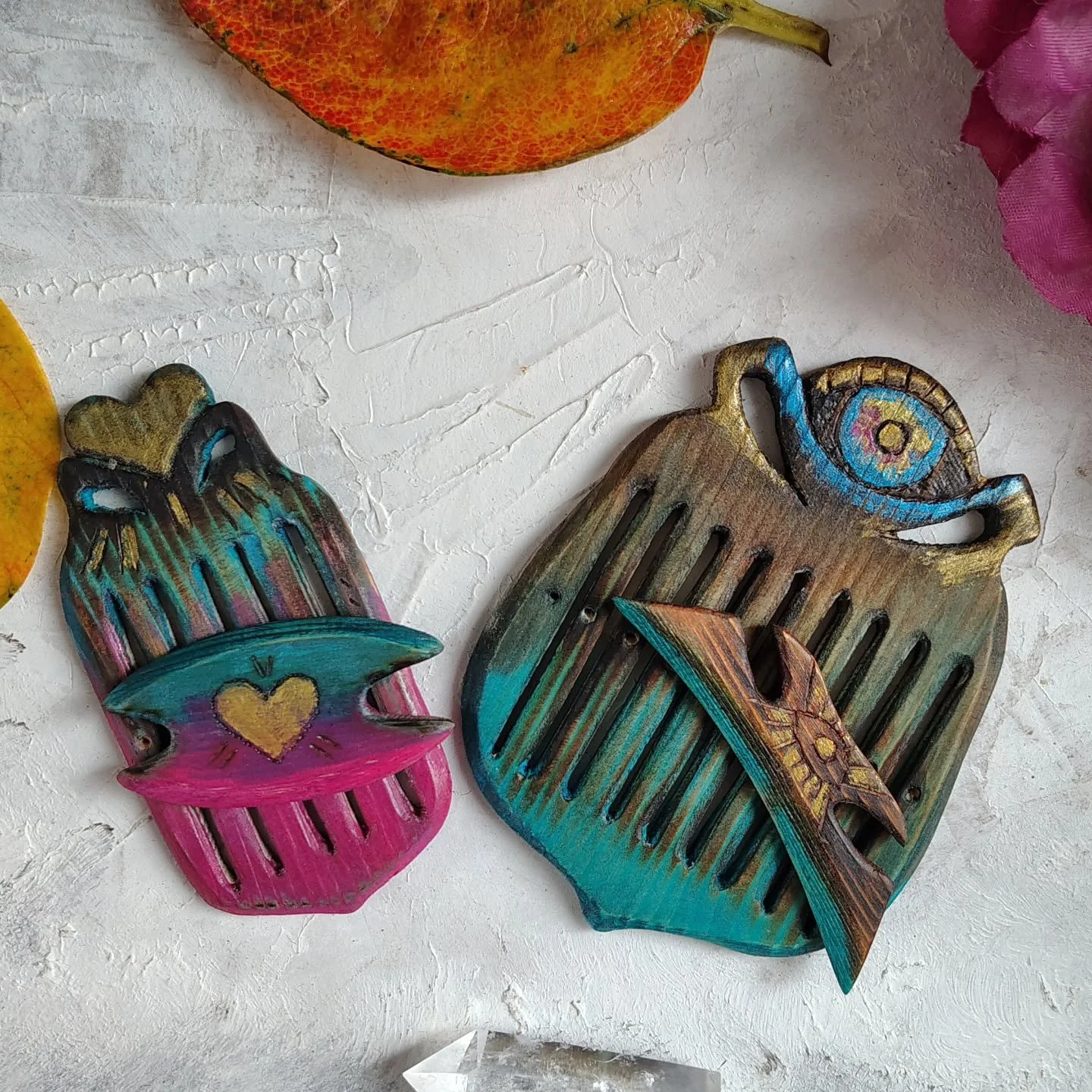 A custom order of band weaving heddles+matching shuttles from one of my spindles collectors.
I am so grateful 💗
.
.
.
#weaversofinstagram #weaving #bandweaving #backstraploom #heddle #handmade #handmadewithlove