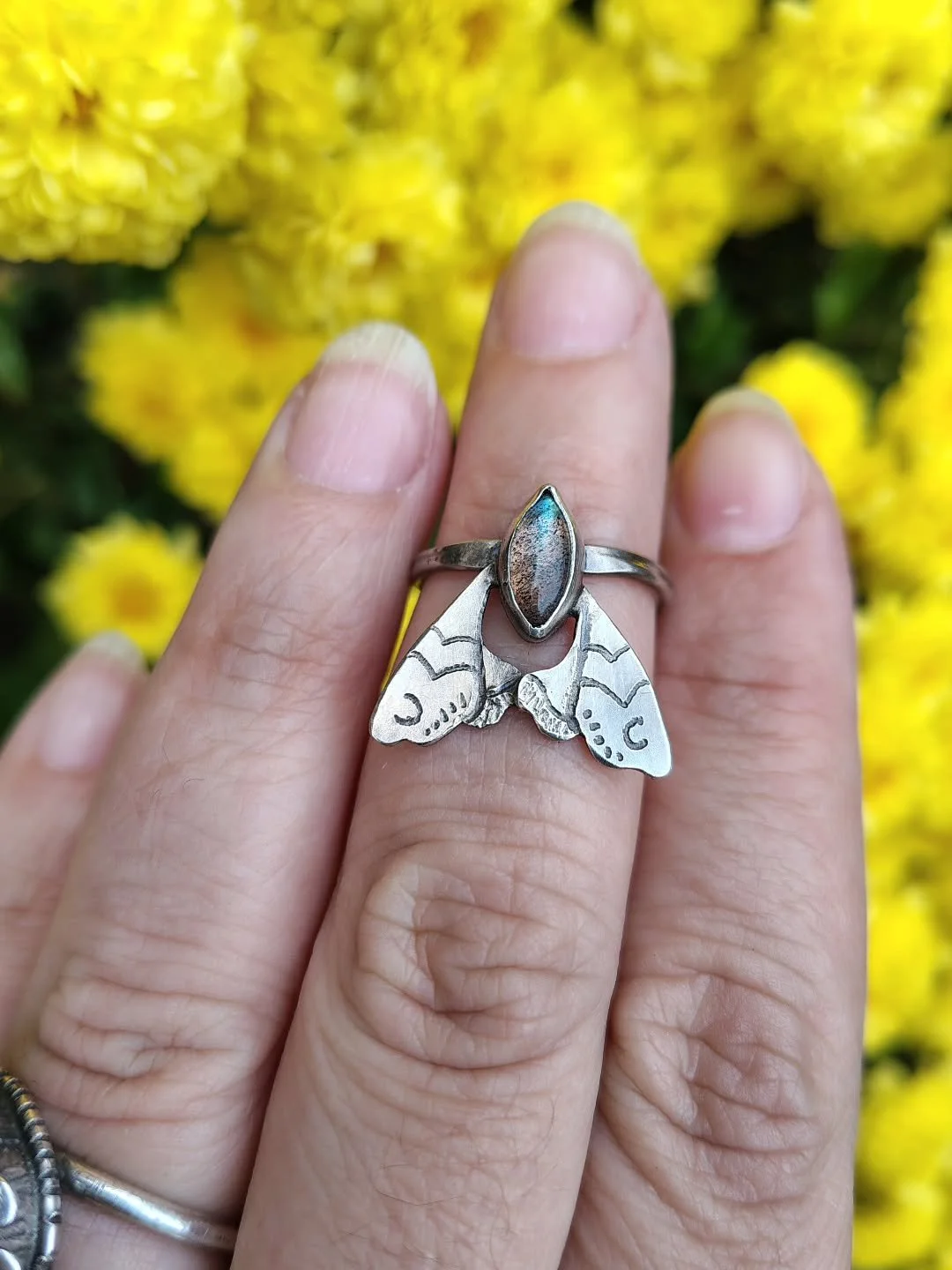 I was given the chance to work a little with silver again...what a joy ☺️
This design is from 2021, it felt nice to look back through my jewelry little books to find its drawing and create it again. Thank you Anja!❤️