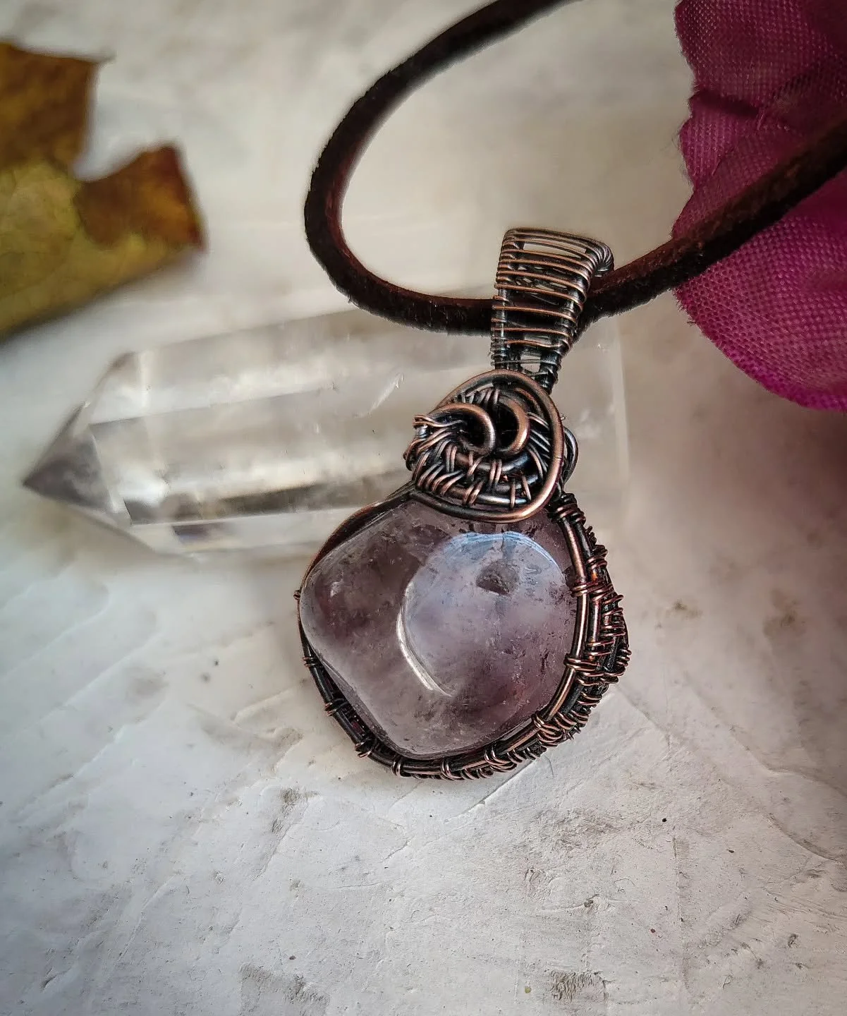 I am so so happy that I can make jewelry again!!! 🥰😍
This is the first pendant! I am a little rusty with the weaving, it's been so many years, but the muscle memory kicked in.
This was made on the car trips to the hospital, I picked this irregular,