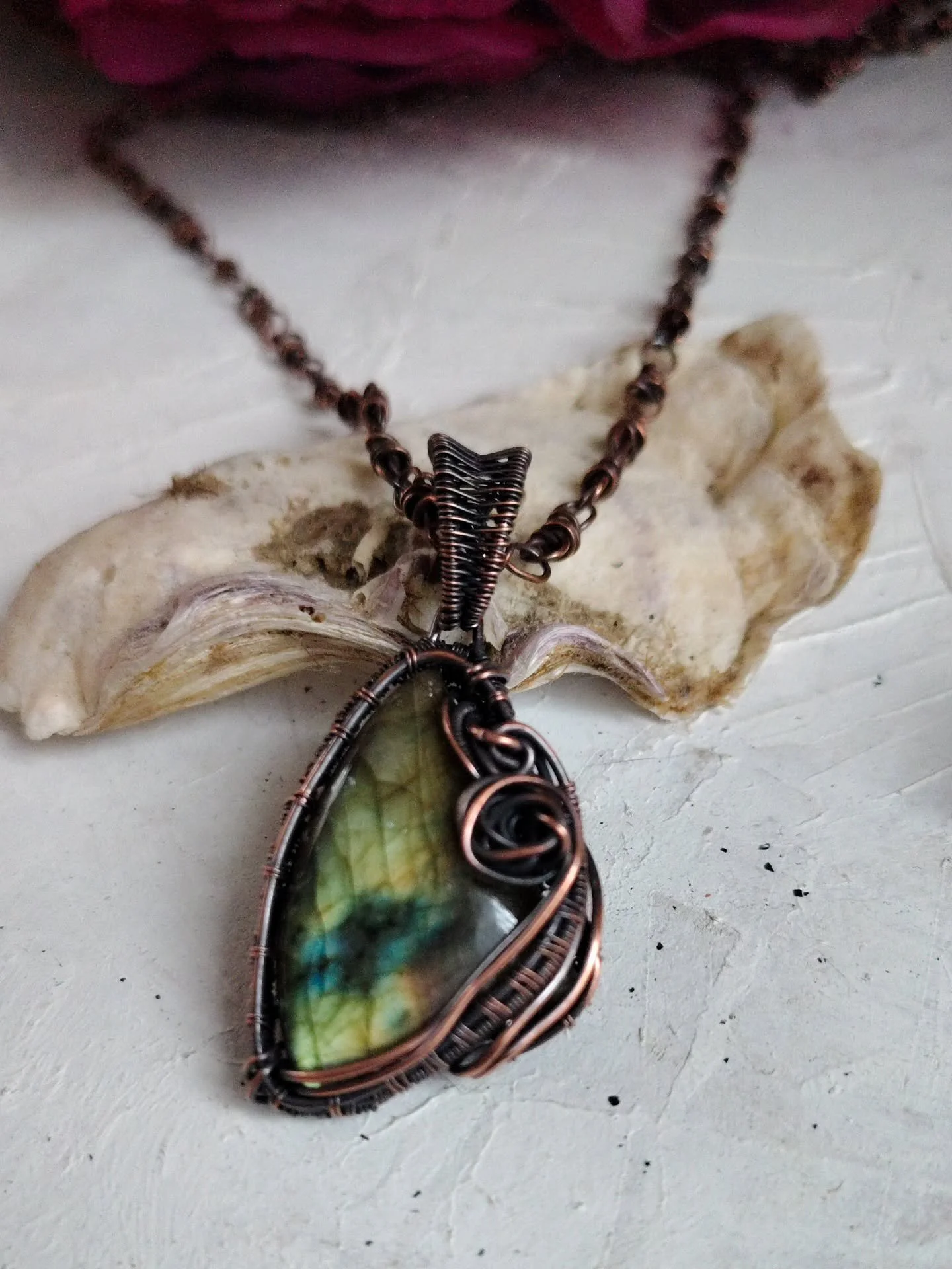 I am adding jewelry to the site a little bit here and there when it's created.
Today I offer you this asymmetrical pendant with a sweet flashy labradorite and a wrapped copper setting.
If you also want the handmade chain, I make these to order.
The ?