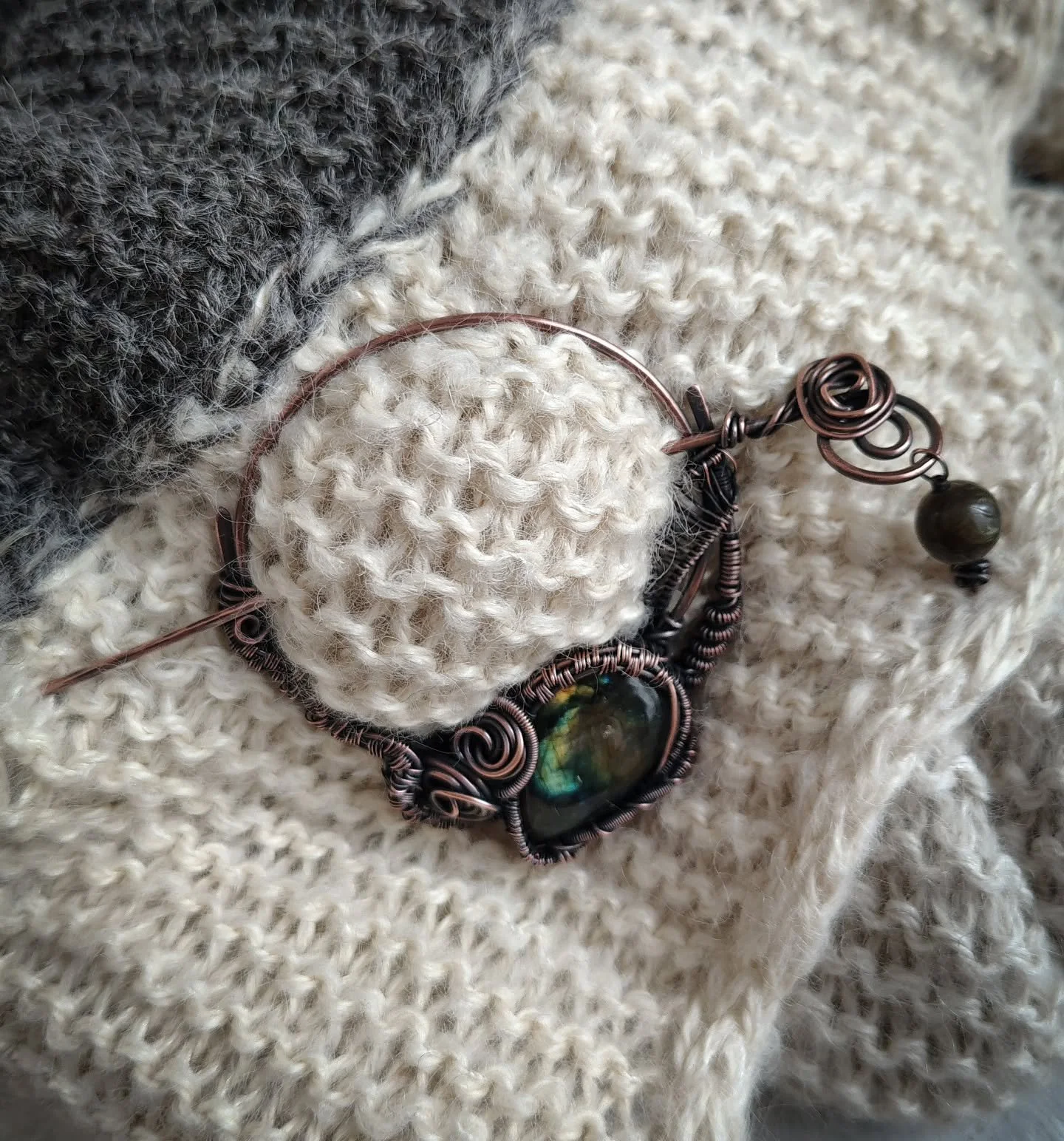 The snow has fallen overnight, and this definitely marks shawl season, my loves 💗
I finished this shawl brooch just in time it seems!
It features a gorgeous but elusive labradorite...its flash is so gorgeous, but it likes to hide and show itself onl
