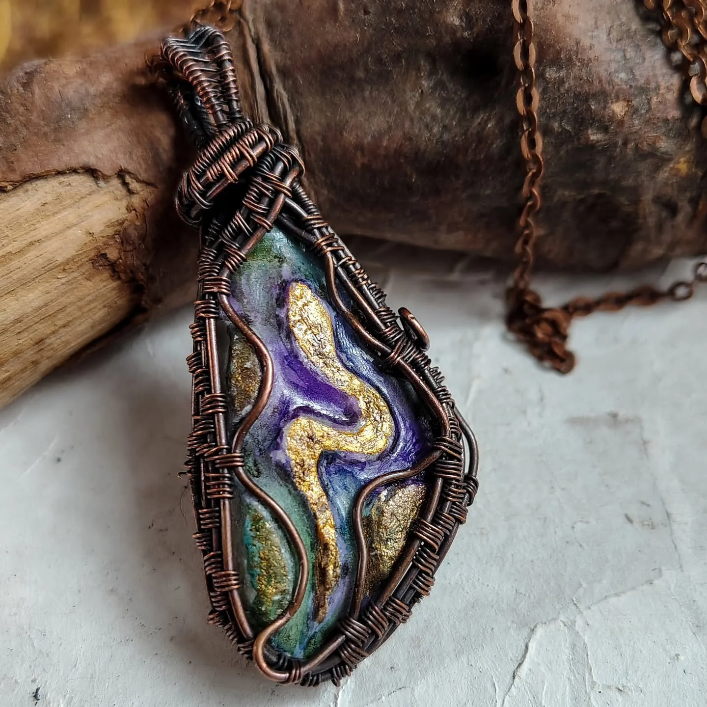 I made a new pendant!
This is a white pebble...I carved the snake on it, then painted and sealed it, making it a one of a kind.
I love pebbles! 😻 
It's set in pure copper wire, and comes with its little chain, ready to wear of gift!
.
Up for adoptio