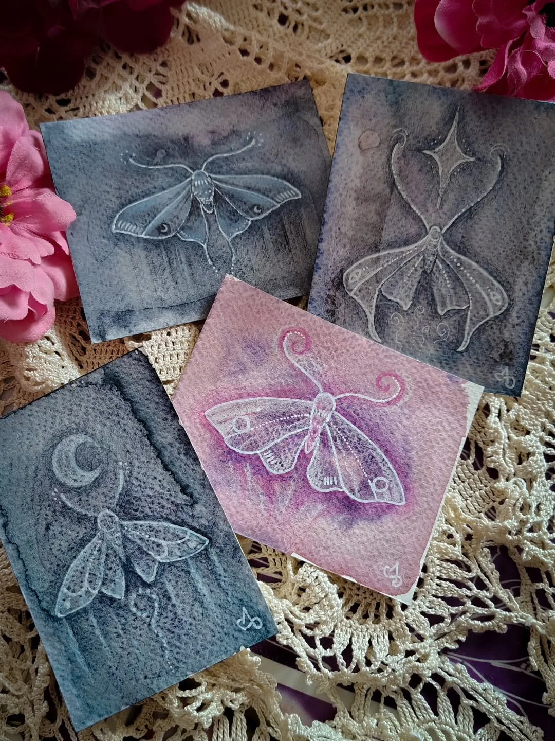 ⭐ Snail Mail Club update! ⭐
It will be called "Letters from the Heart".
It will be this little snail mail club subscription that you can get for 10 euro (this includes shipping, no extra costs) in my website.
February round will be ready fo