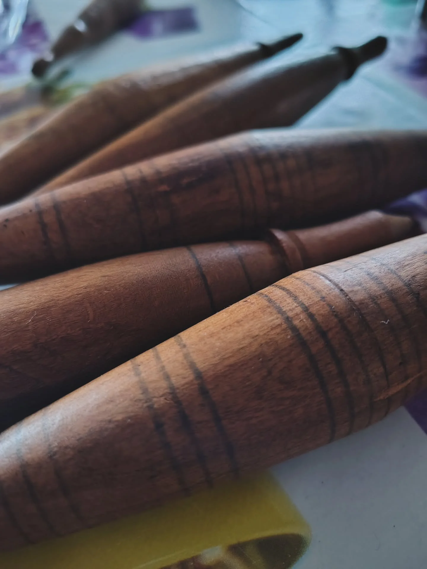 This Saturday at 6pm CEST I will have a special shop update.
Money has been tight since I haven't been able to work for months, so I am parting with 10 antique Italian drop spindles from my private collection.
They are almost all over 100 years old, 