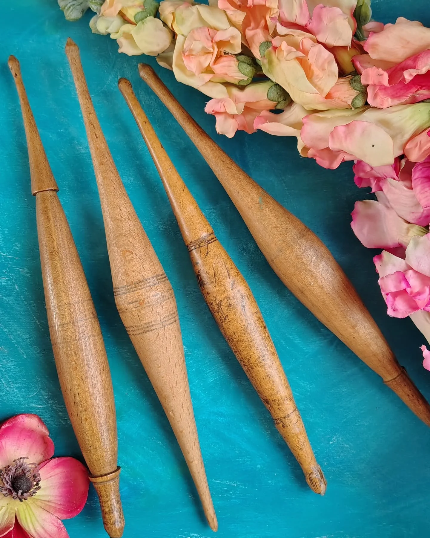 Here is your friendly reminder that the Antique Italian drop spindles will be released in a few hours.
.
These belong to my personal collection, I find them, or the people who know me find them for me, and it is my pleasure to clean and give them a l
