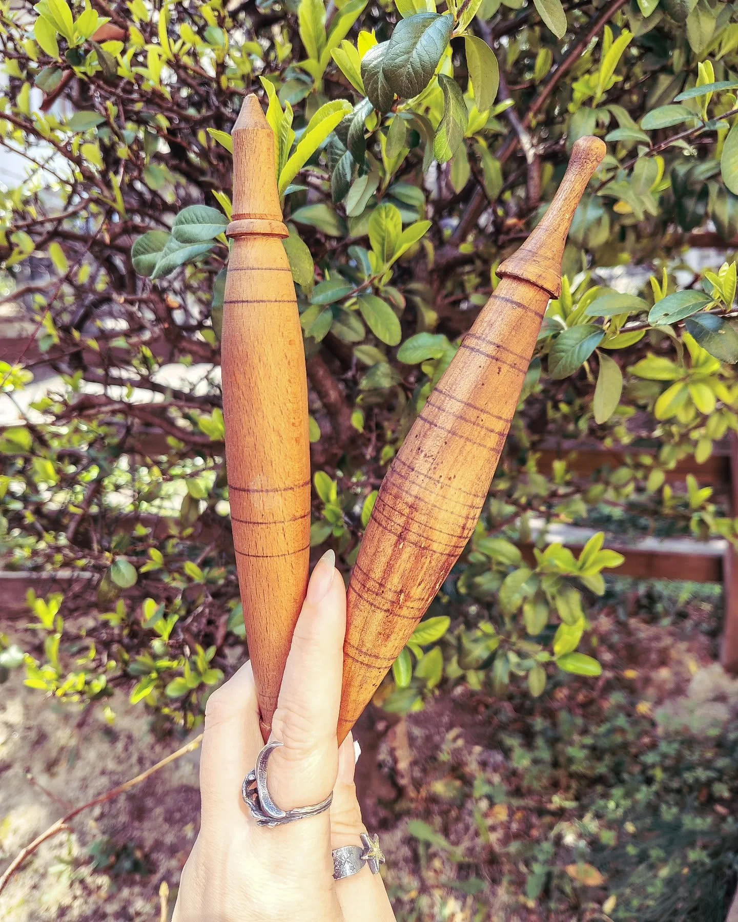 Thank you, spinners, for your support 🩵 many of the antique Italian drop spindles found a home yesterday.
Gentle reminder that I rarely offer the antiques, and there are only two still looking for a home.
Have a good day, may the gods of fiber be wi