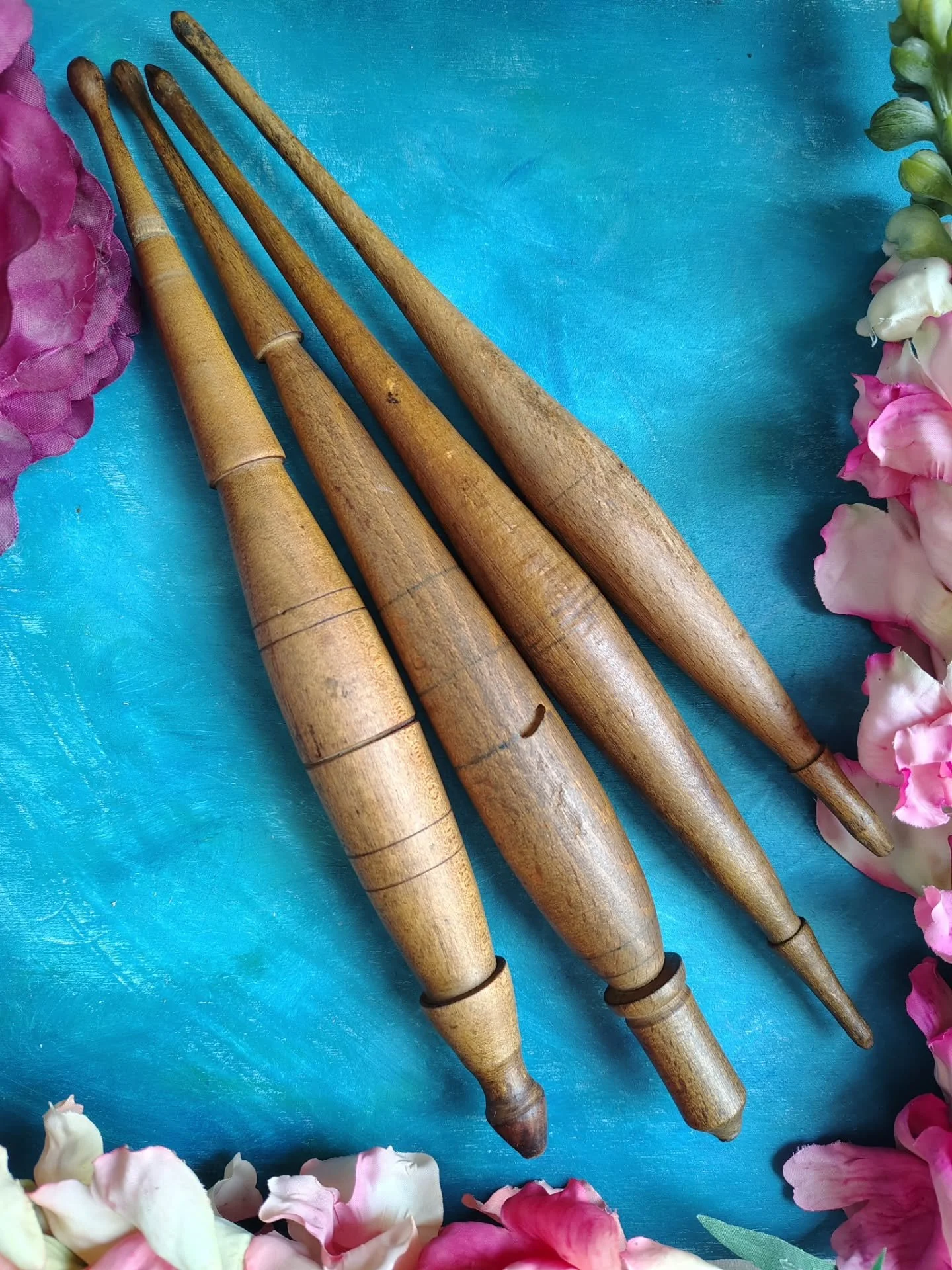 Sorry for the late warning, but in a few hours, at 6pm CEST I will have new antique Italian drop spindles waiting to be adopted.
For the very first time I am also letting go of a few of my small, light ones. They are incredibly hard to find (probably