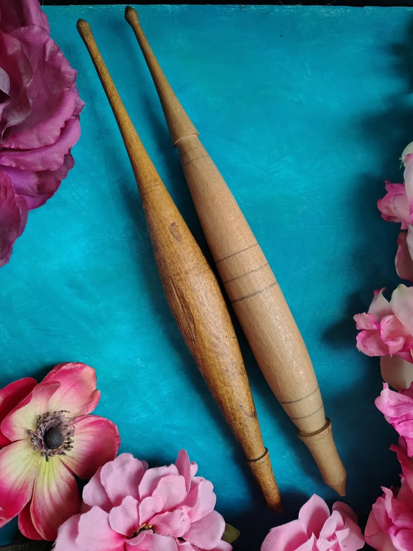 Thank you so much to each and every one of you for adopting the antique Italian drop spindles...I so hope you will LOVE to spin on them!
There are only two left, so if you missed the notice, this is your chance!
Happy Sunday 🩵🤗